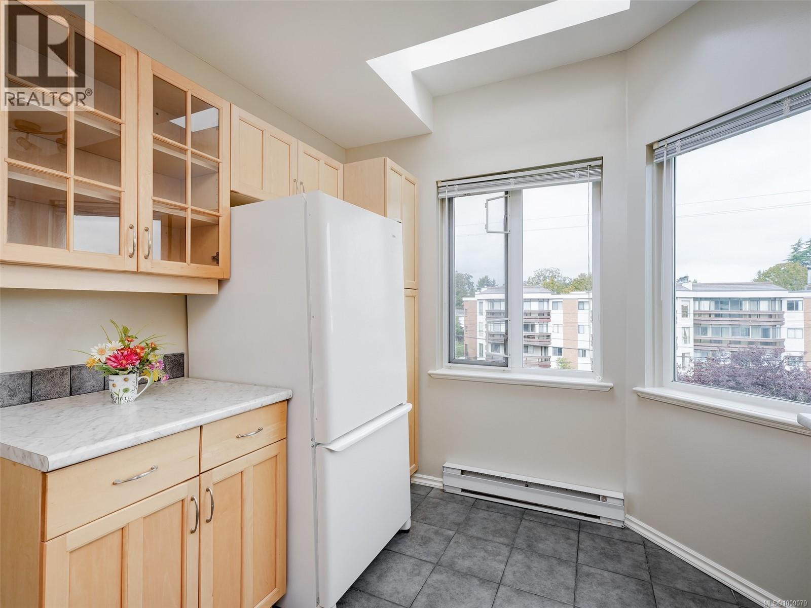402 1519 Hillside Avenue, Victoria