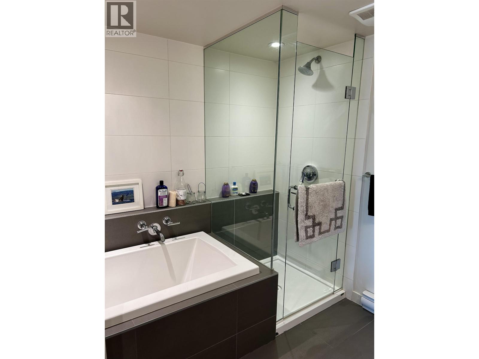 306 1673 LLOYD AVENUE, North Vancouver