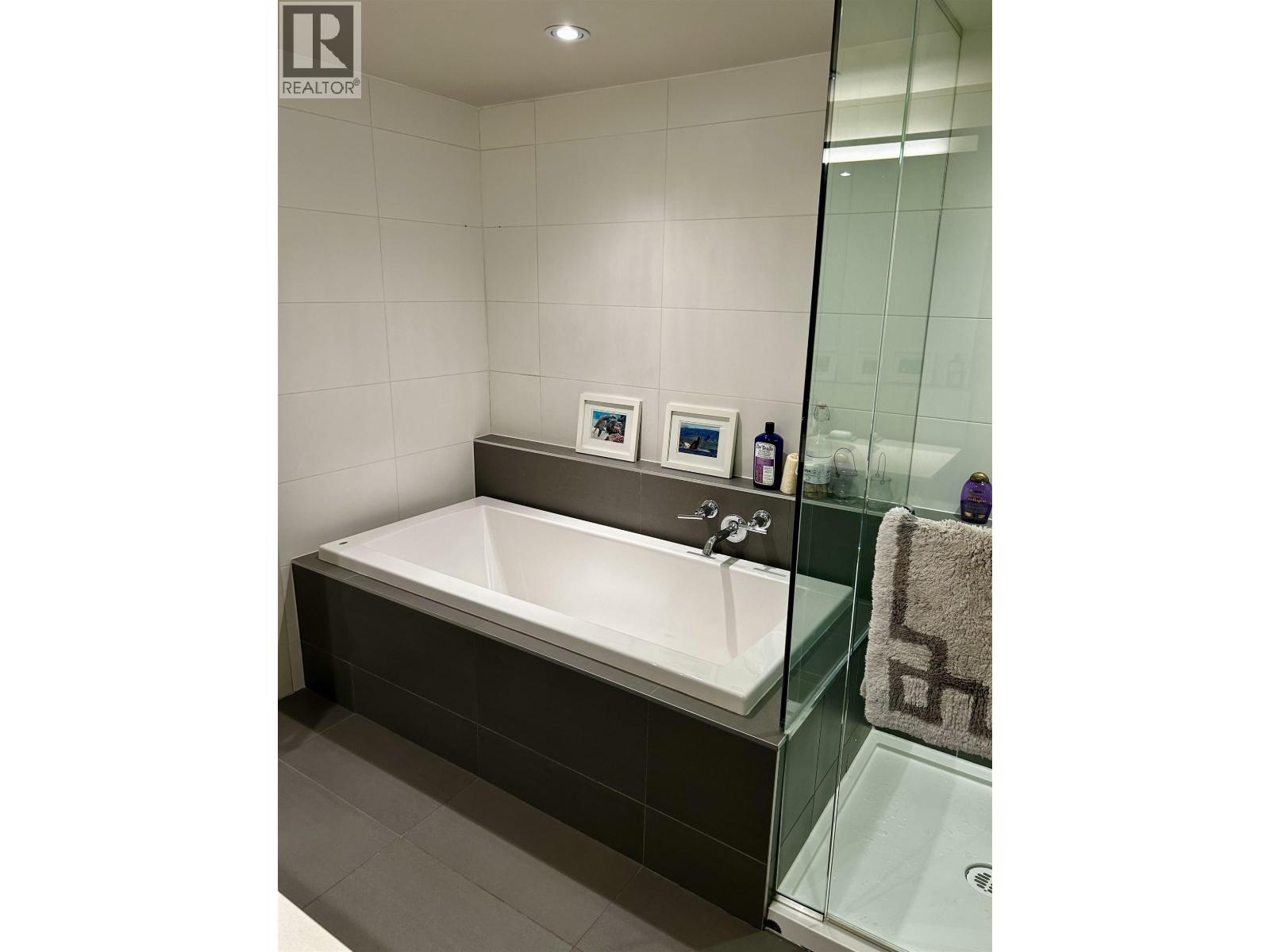 306 1673 LLOYD AVENUE, North Vancouver