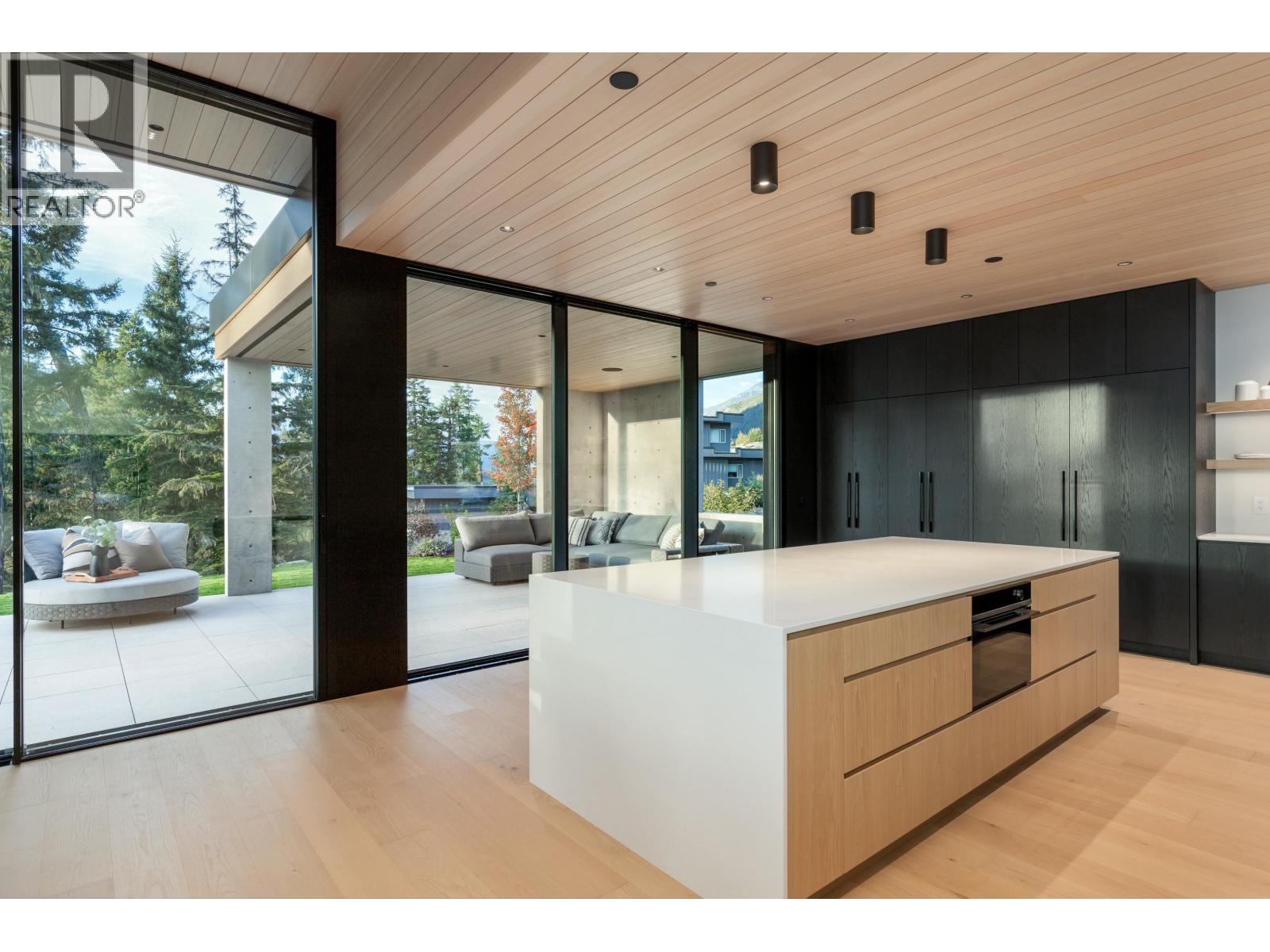 9257 WEDGEMOUNT PLATEAU DRIVE, Whistler