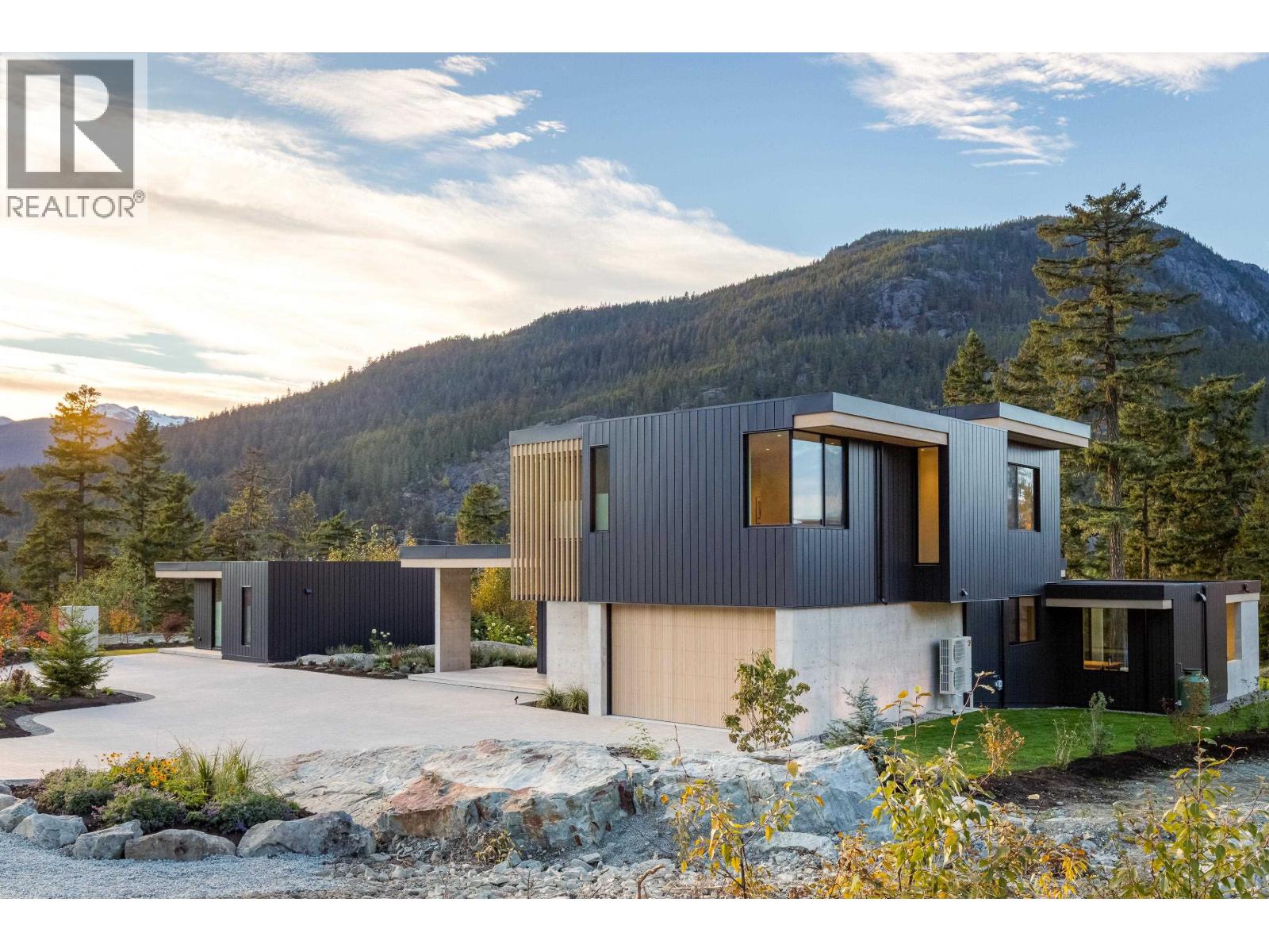 9257 WEDGEMOUNT PLATEAU DRIVE, Whistler