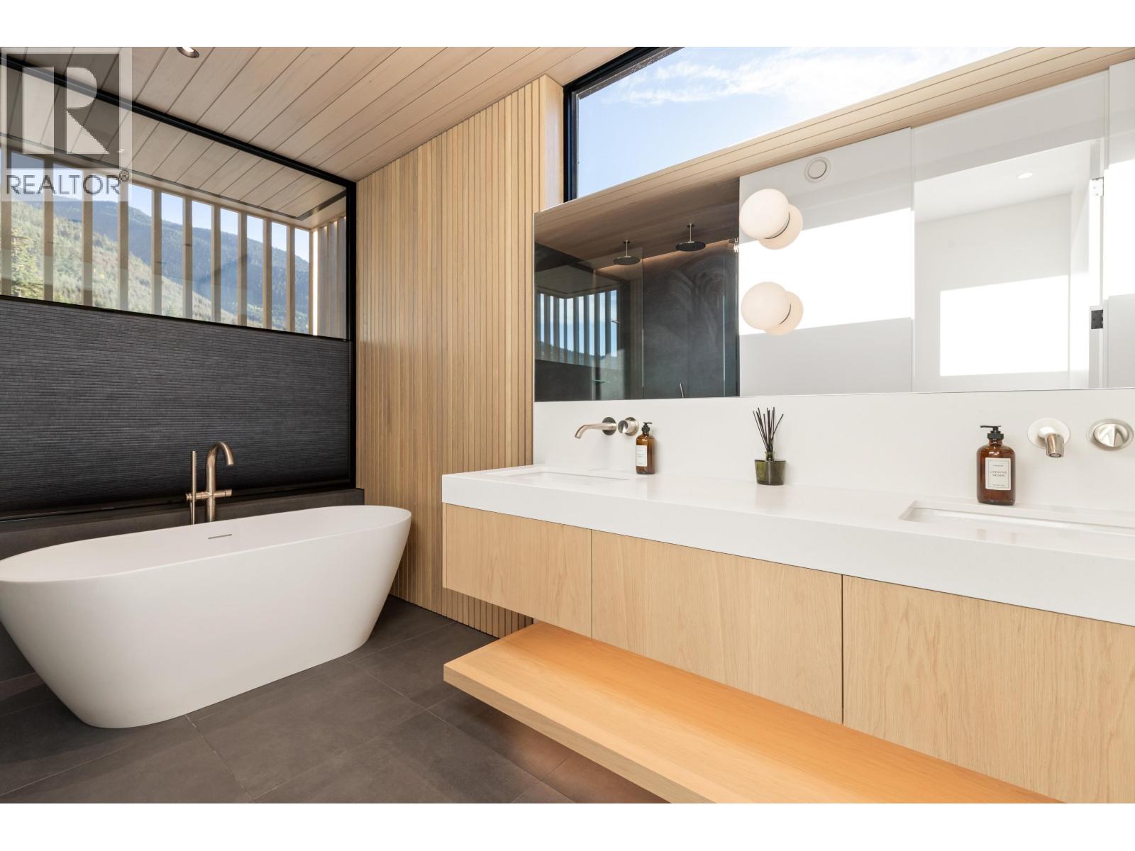 9257 WEDGEMOUNT PLATEAU DRIVE, Whistler