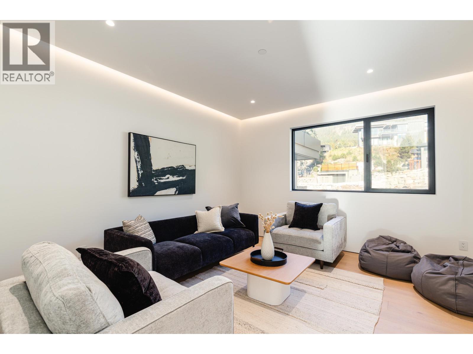 9257 WEDGEMOUNT PLATEAU DRIVE, Whistler