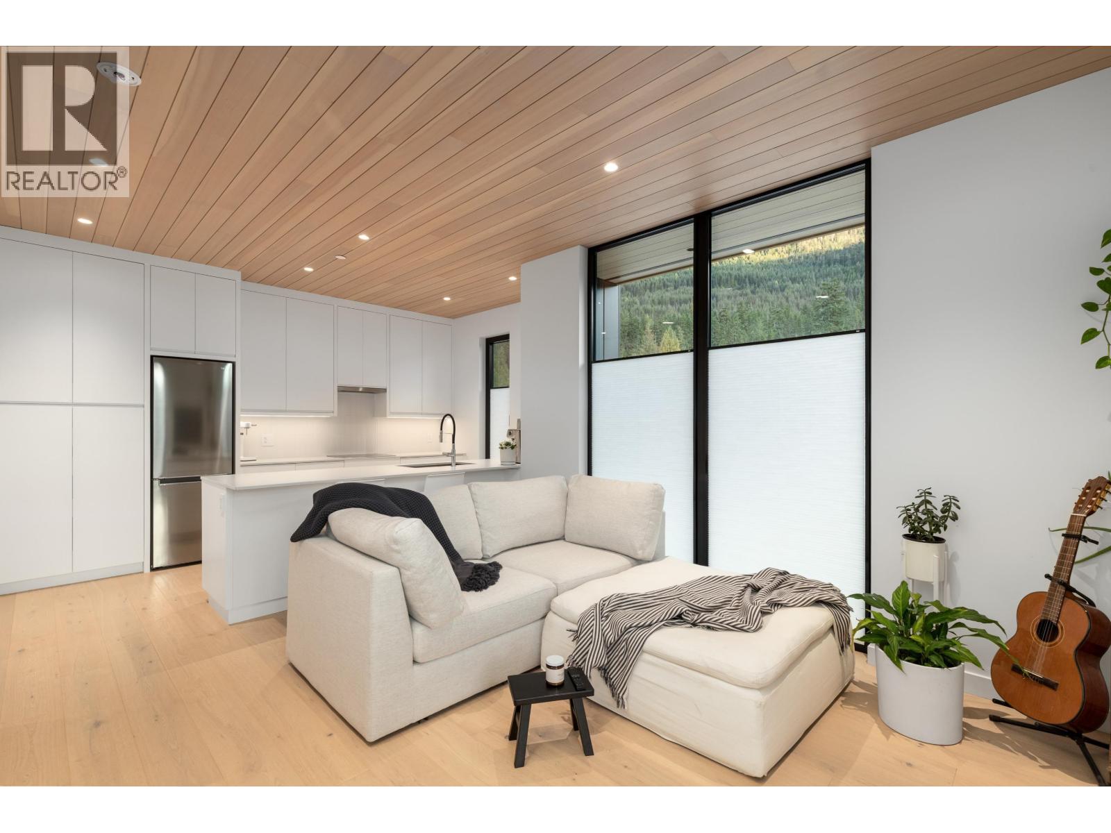 9257 WEDGEMOUNT PLATEAU DRIVE, Whistler