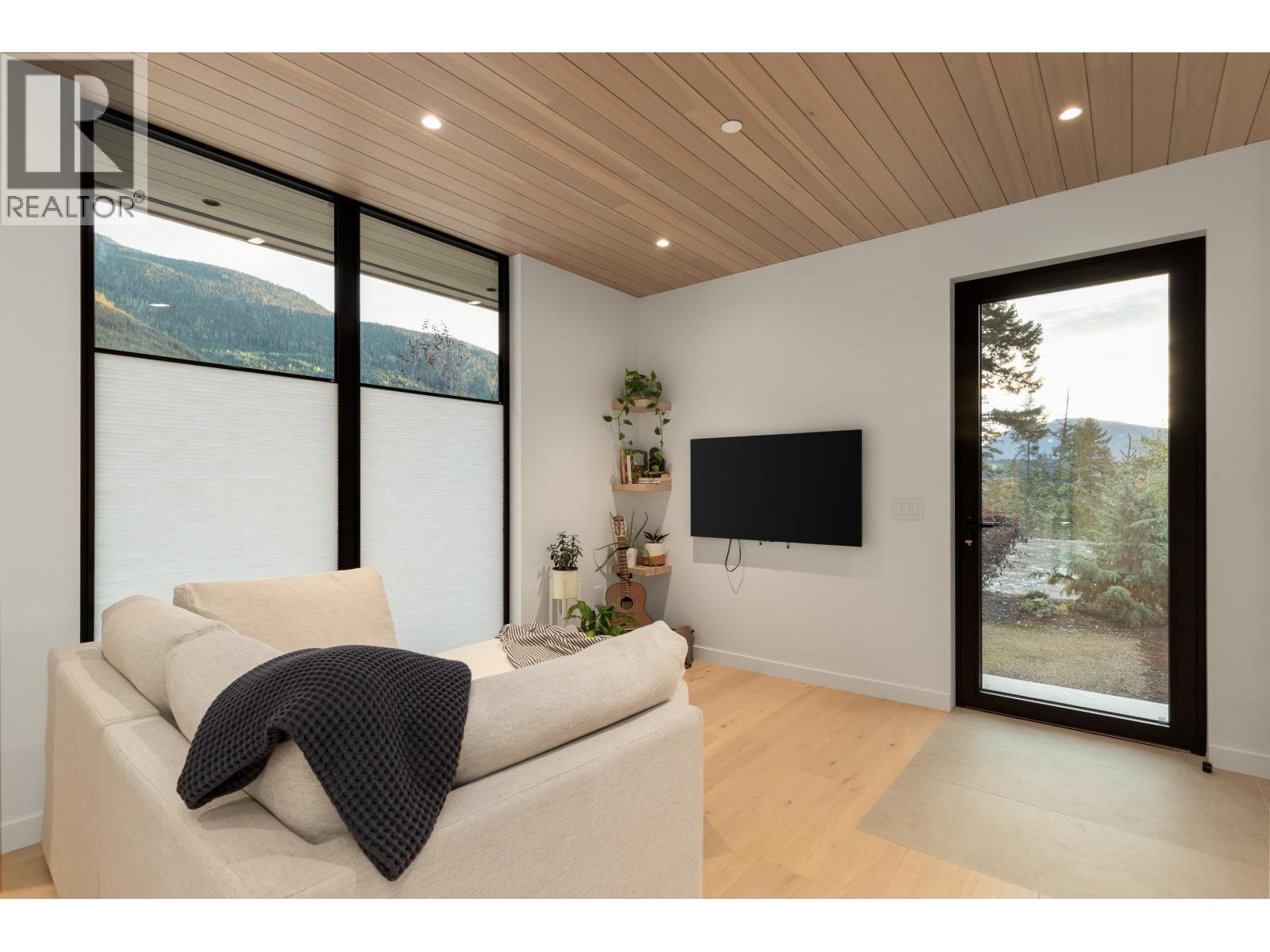 9257 WEDGEMOUNT PLATEAU DRIVE, Whistler