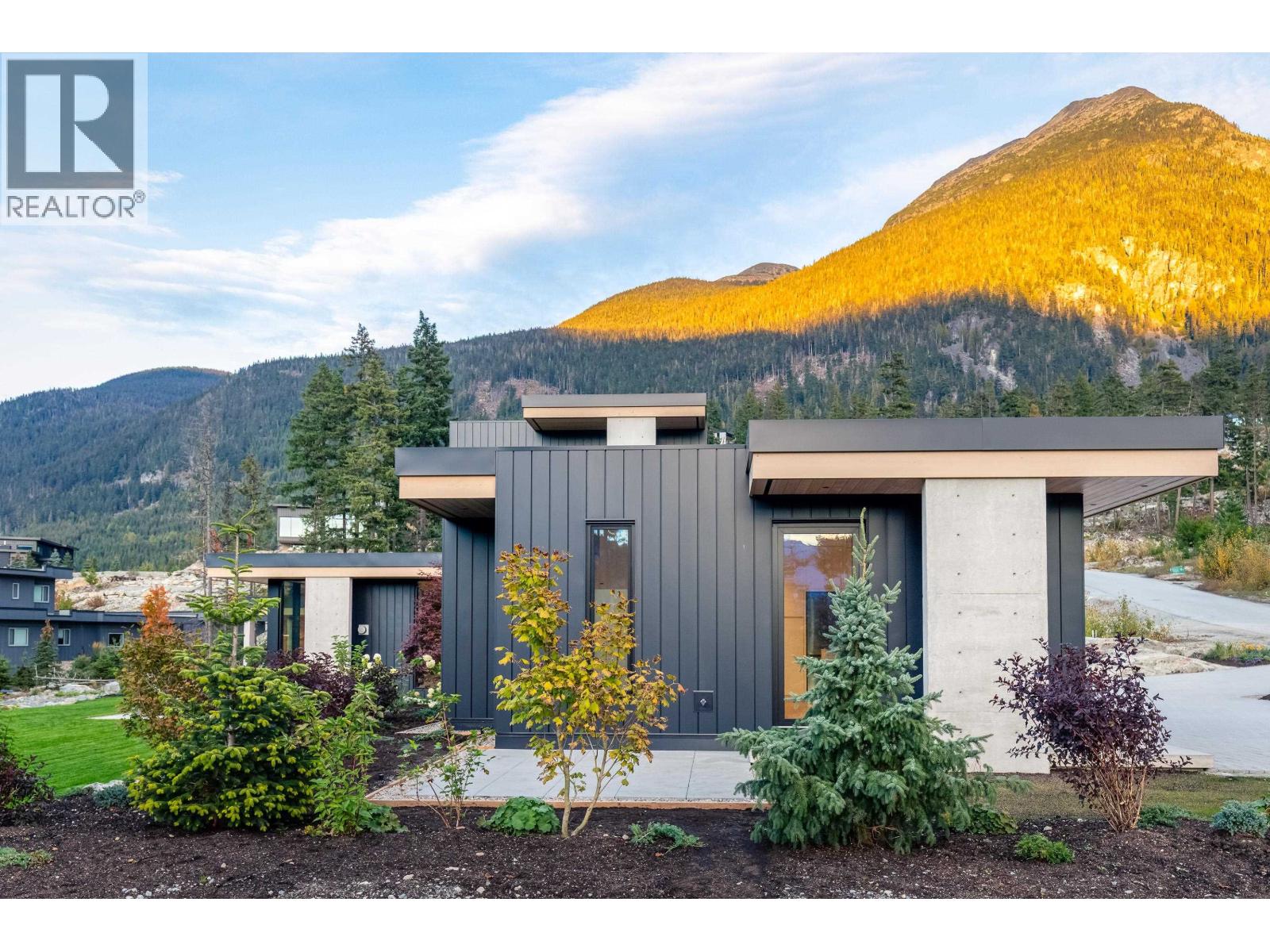 9257 WEDGEMOUNT PLATEAU DRIVE, Whistler