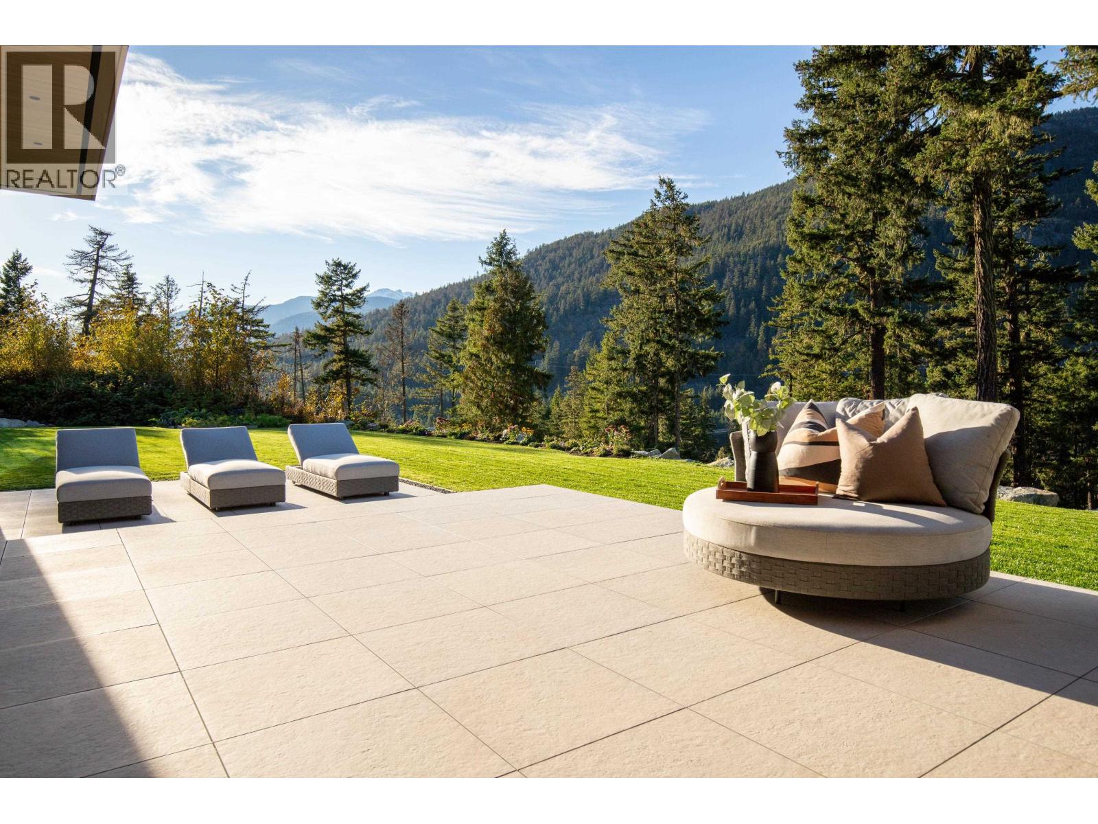 9257 WEDGEMOUNT PLATEAU DRIVE, Whistler