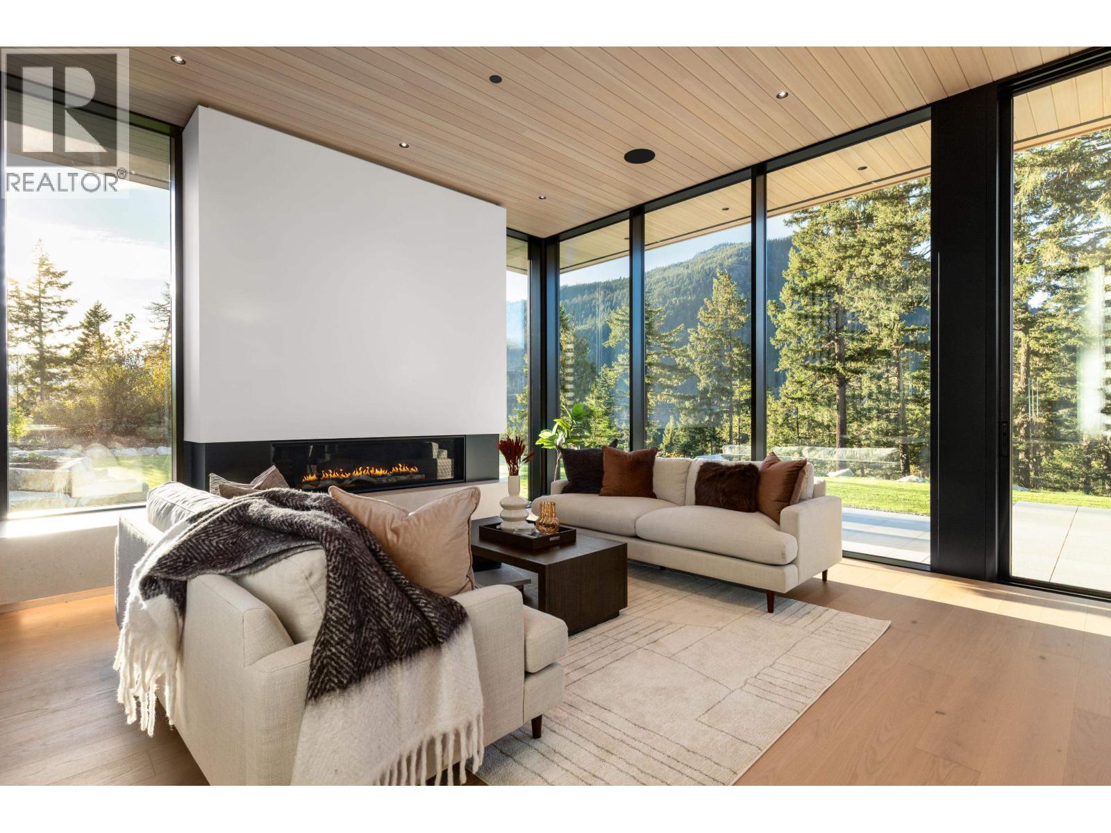 9257 WEDGEMOUNT PLATEAU DRIVE, Whistler