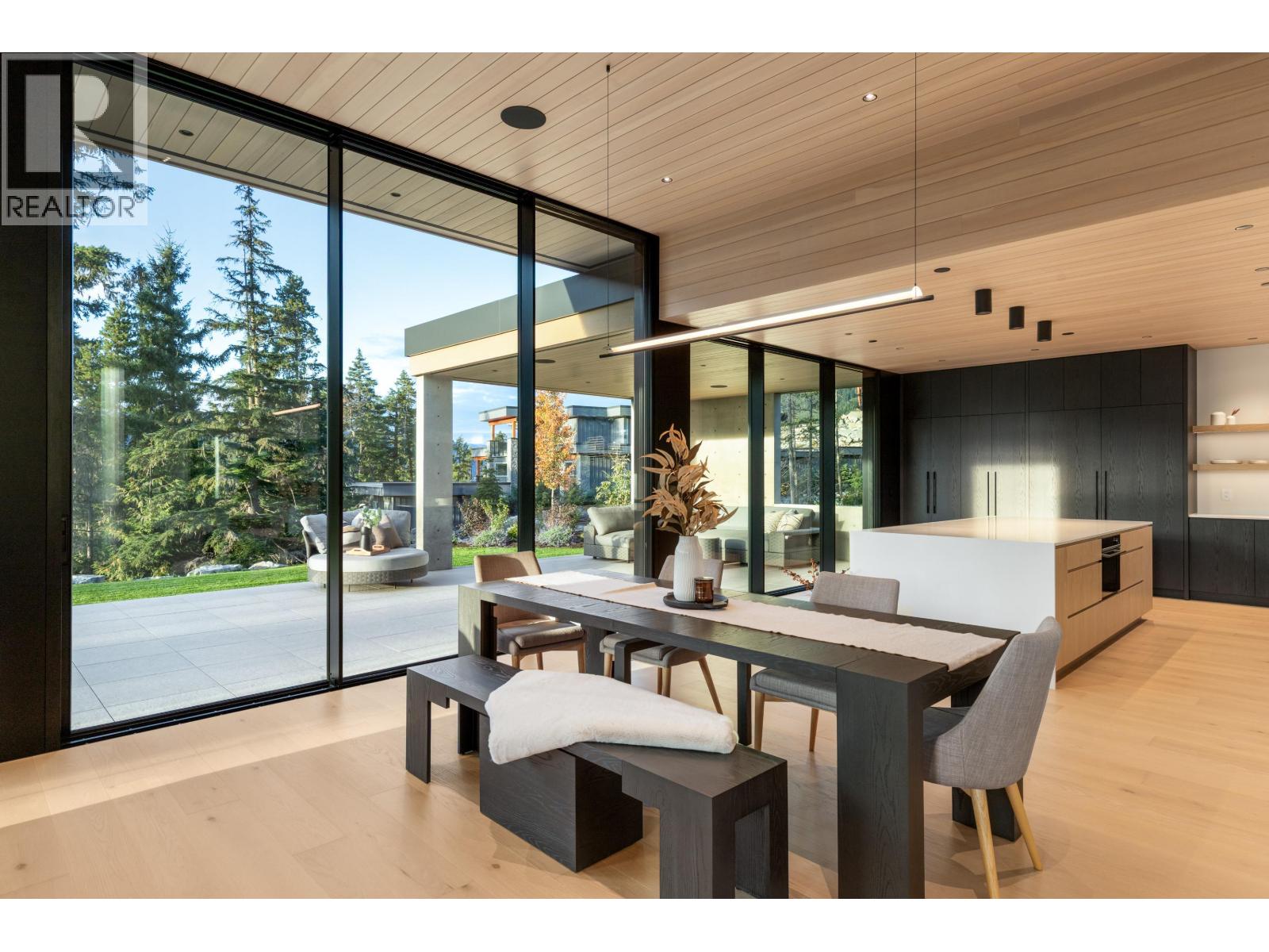 9257 WEDGEMOUNT PLATEAU DRIVE, Whistler