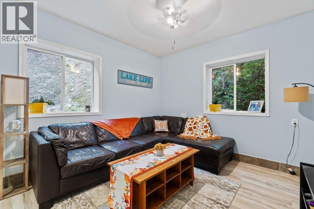  9048 Hummingbird Drive, Swansea Point