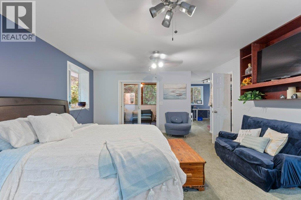  9048 Hummingbird Drive, Swansea Point