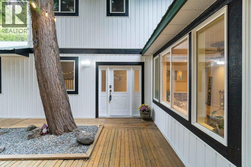  9048 Hummingbird Drive, Swansea Point