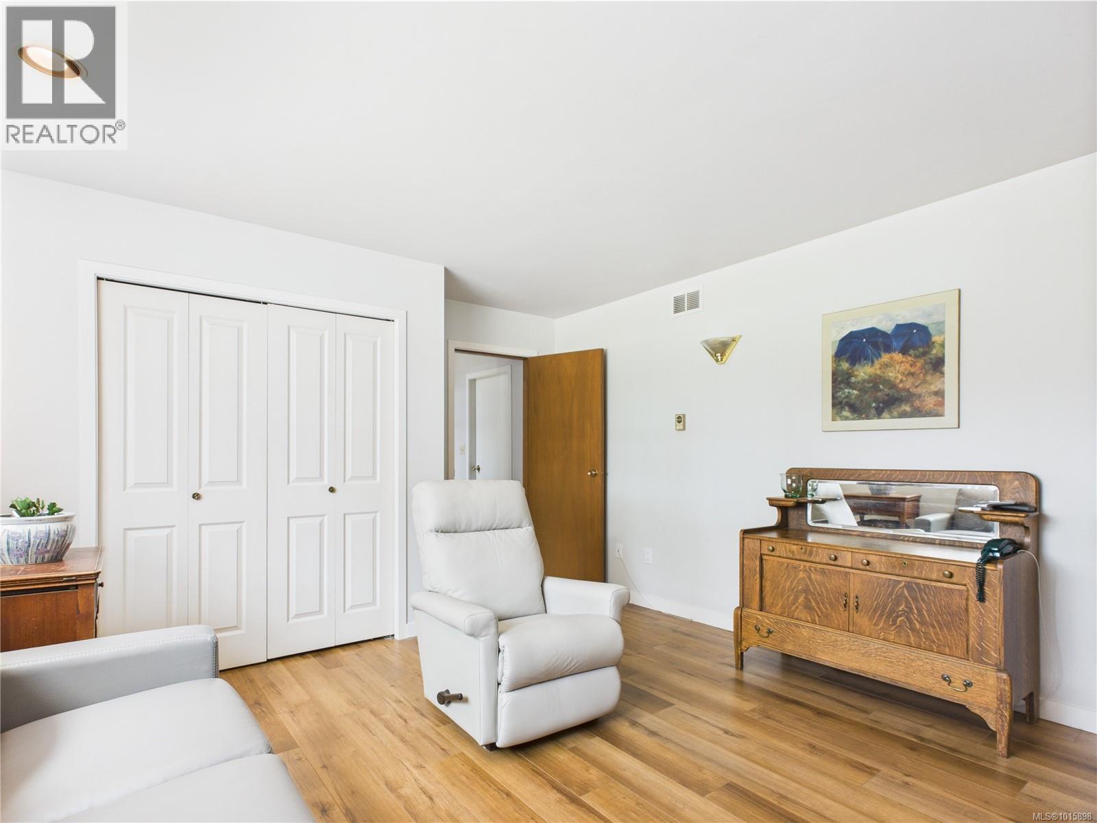  1920 Mills Road, North Saanich
