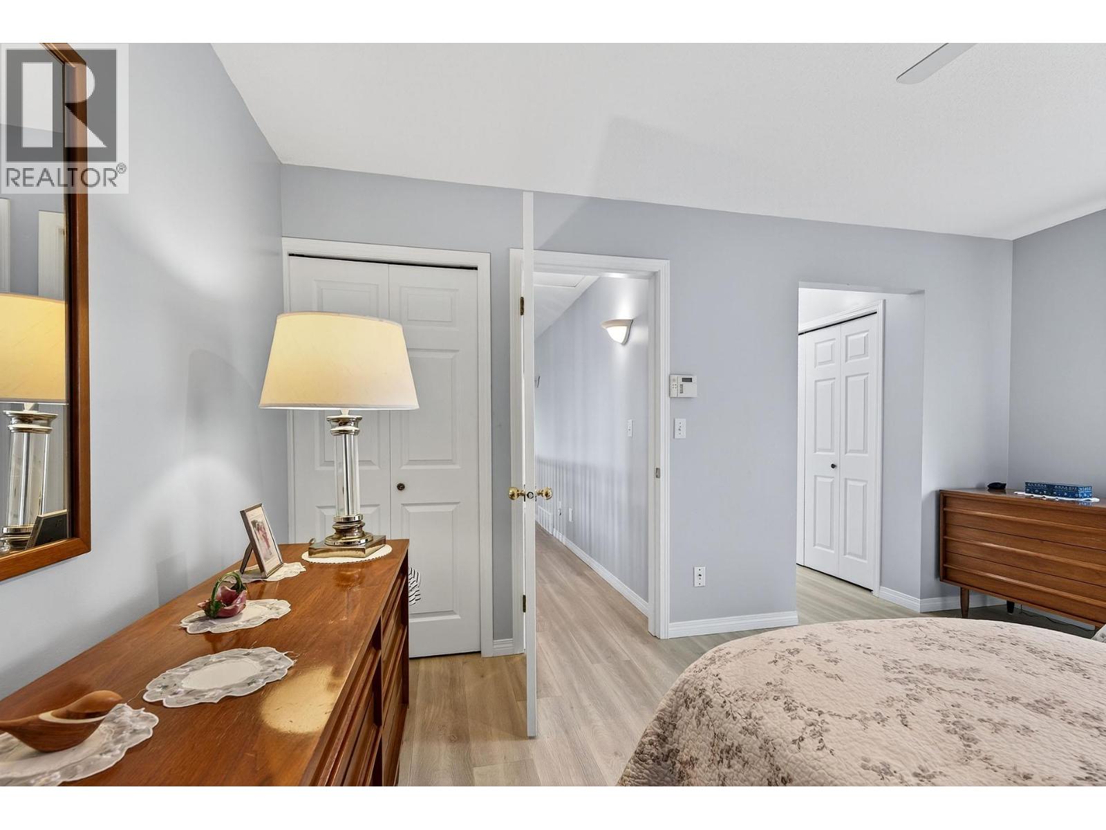 #33 2030 VAN HORNE DRIVE - 20