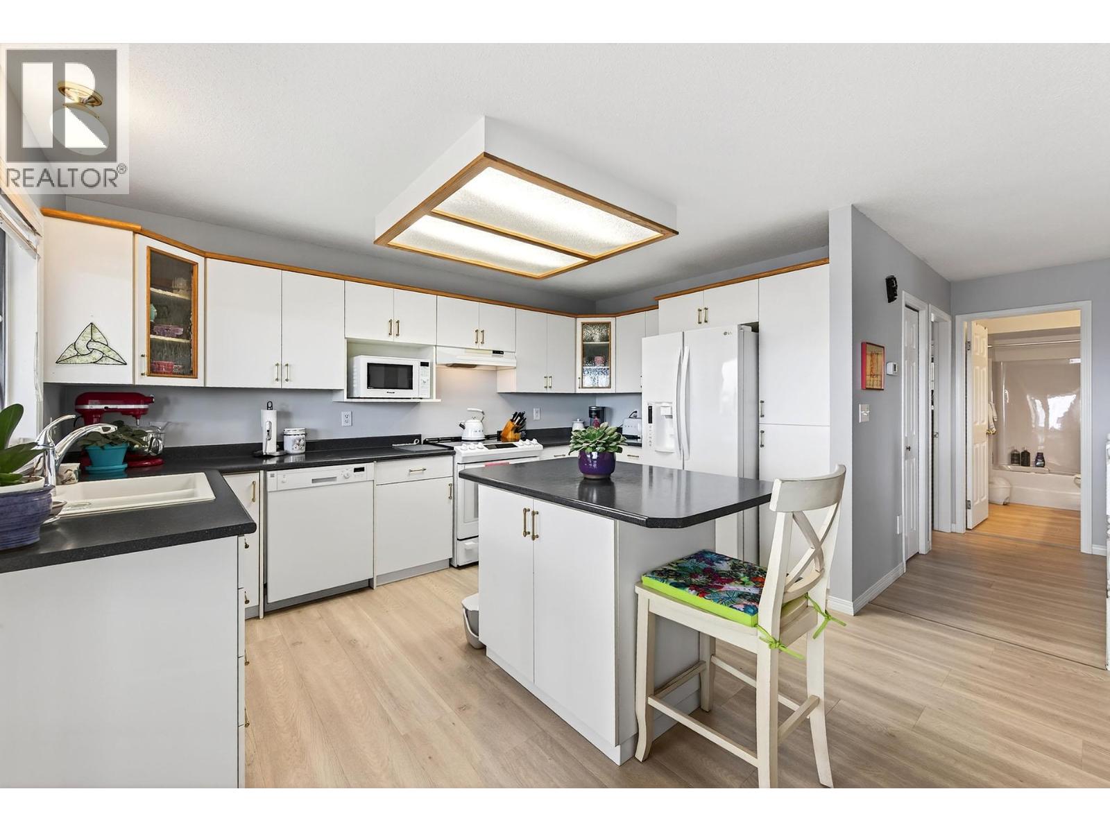 #33 2030 VAN HORNE DRIVE - 13