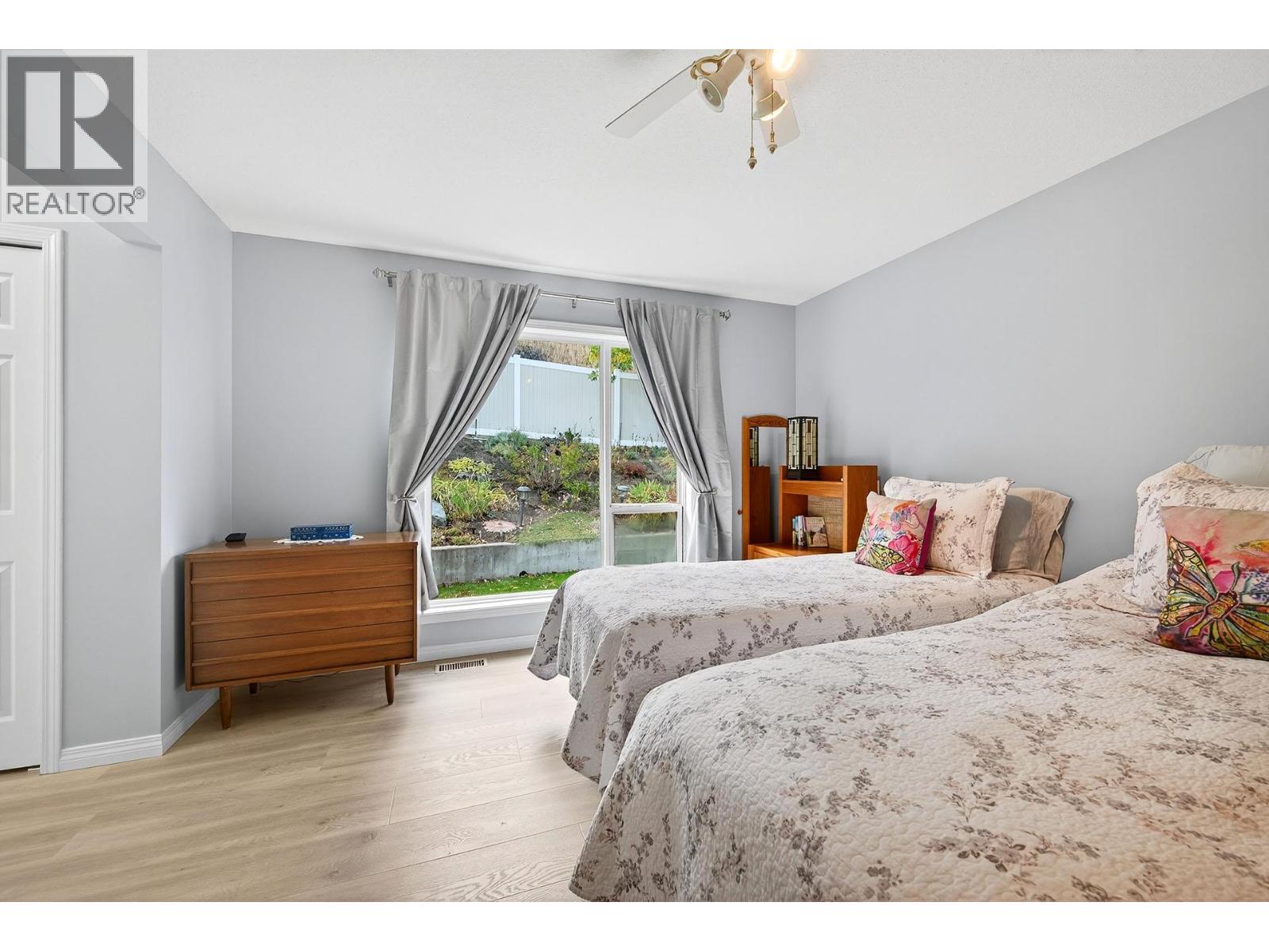 #33 2030 VAN HORNE DRIVE - 18