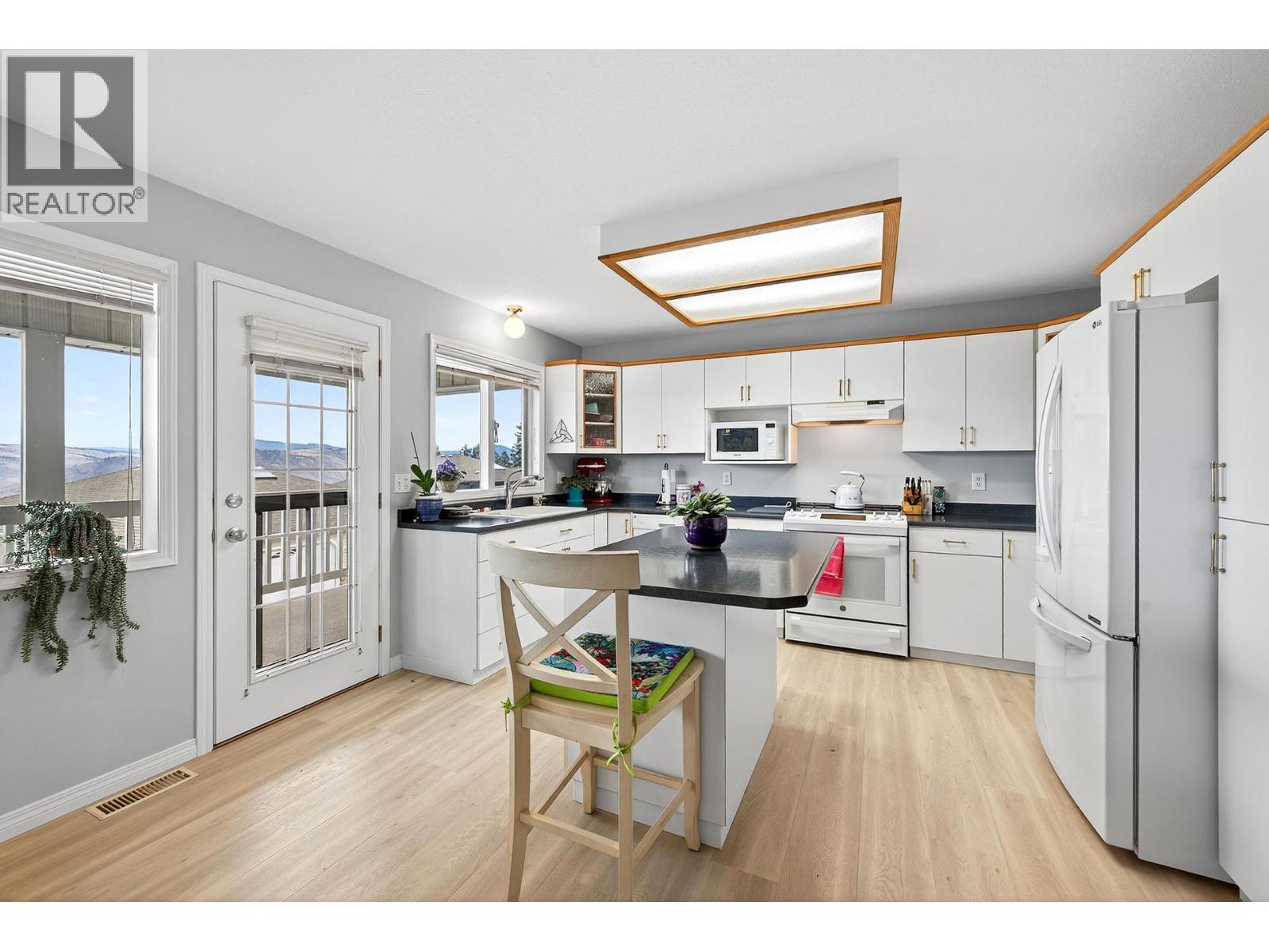 #33 2030 VAN HORNE DRIVE - 12