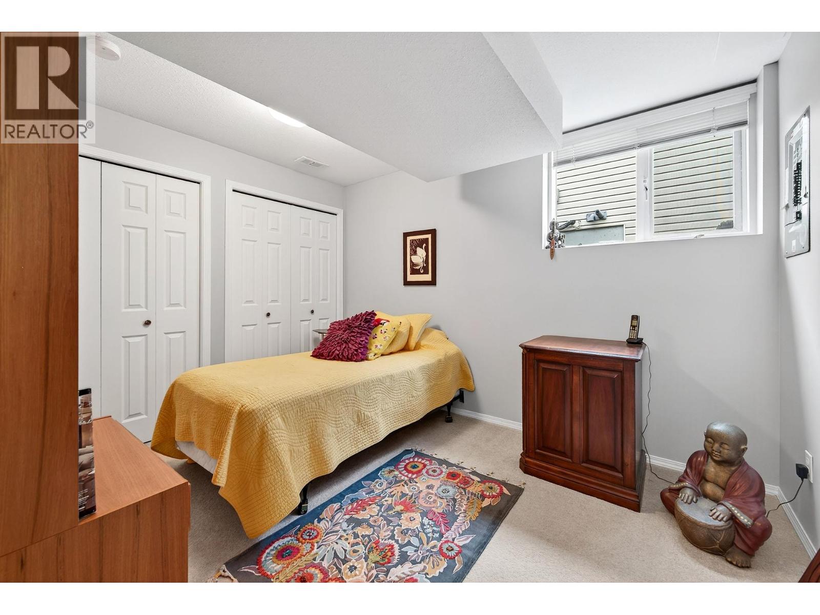 #33 2030 VAN HORNE DRIVE - 35