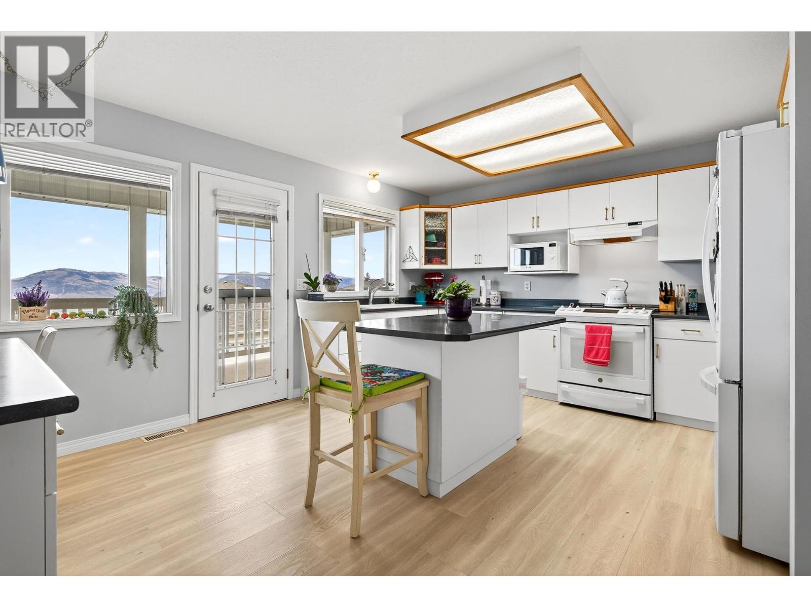 #33 2030 VAN HORNE DRIVE - 11