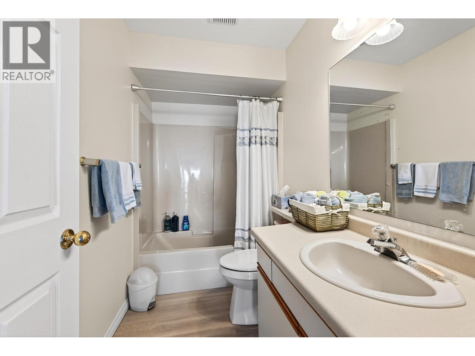 #33 2030 VAN HORNE DRIVE - 28