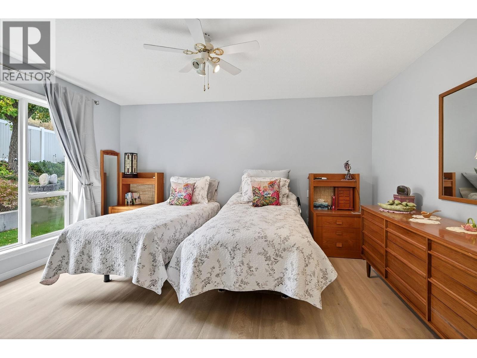 #33 2030 VAN HORNE DRIVE - 19