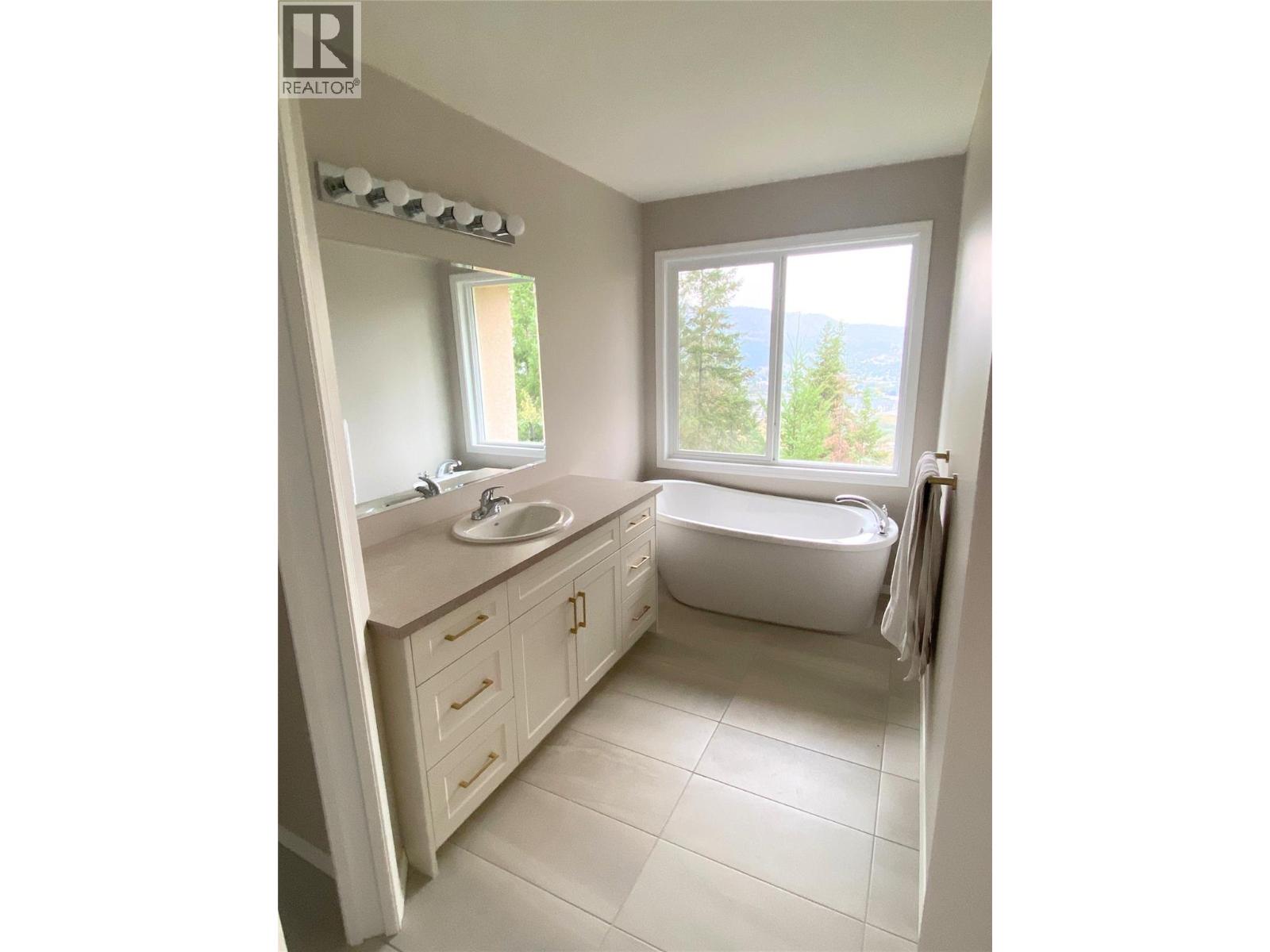 14 2300 Silver Place, Kelowna