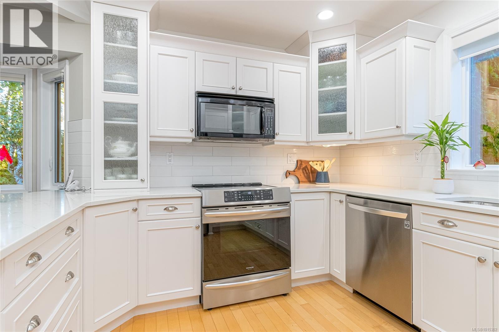 1221 Midiron Close, Qualicum Beach