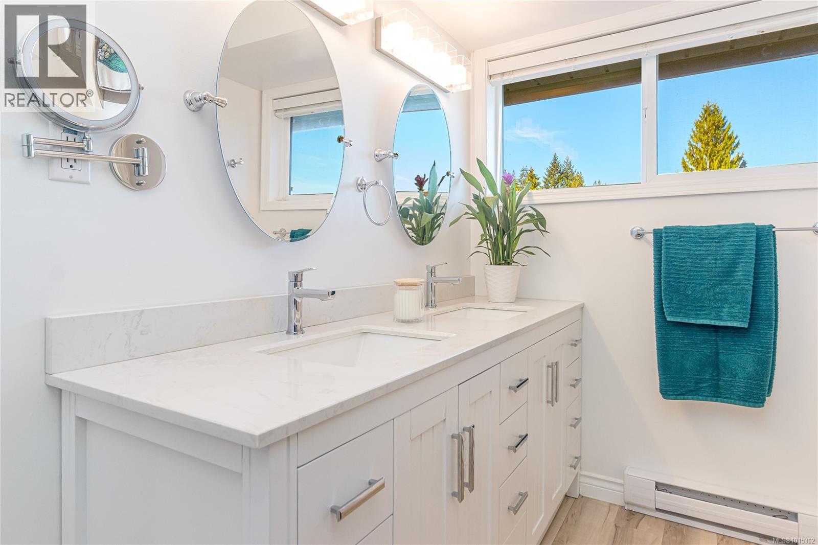 1221 Midiron Close, Qualicum Beach