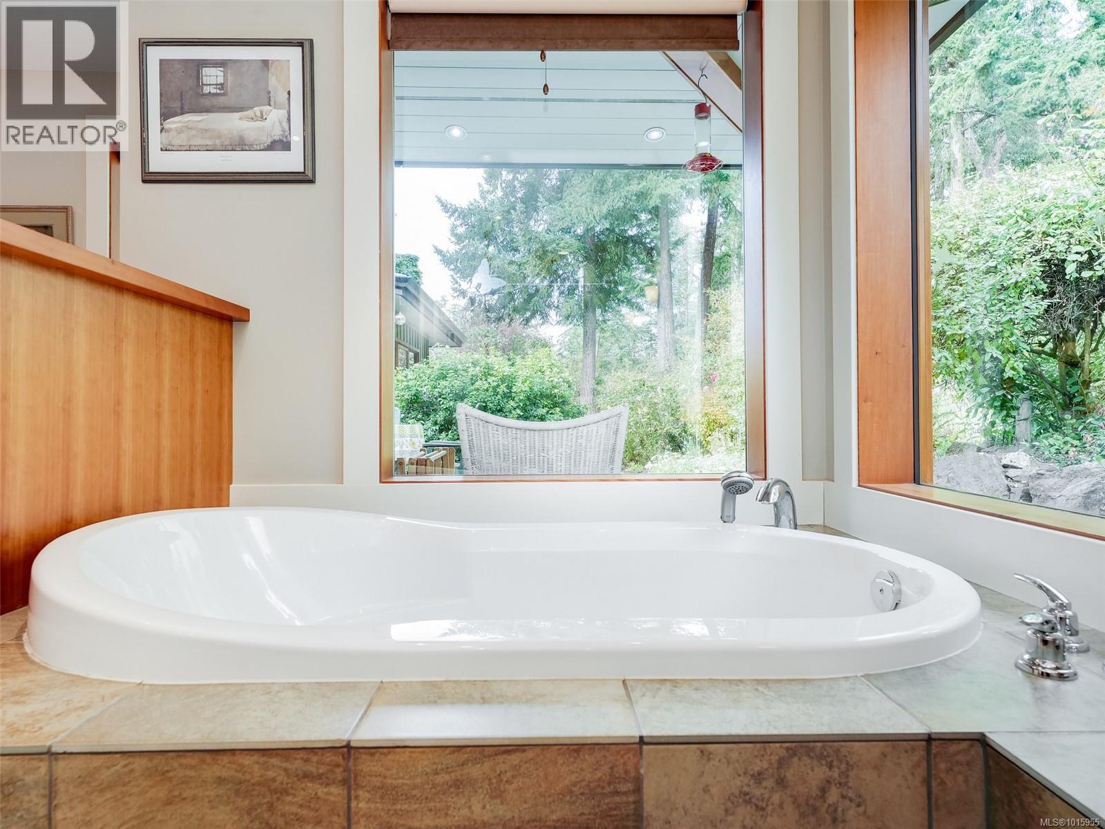  590 Downey Road, North Saanich