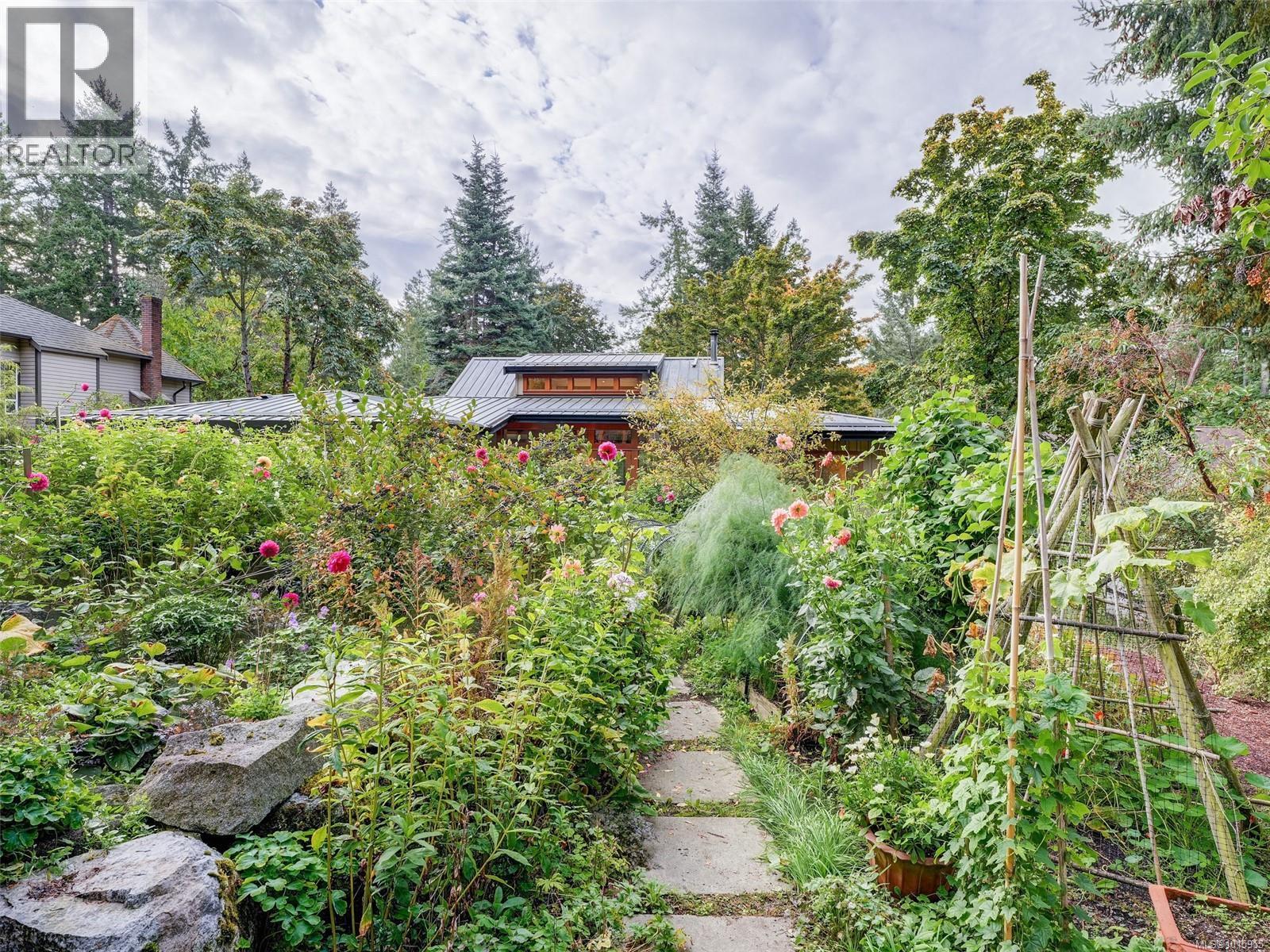  590 Downey Road, North Saanich