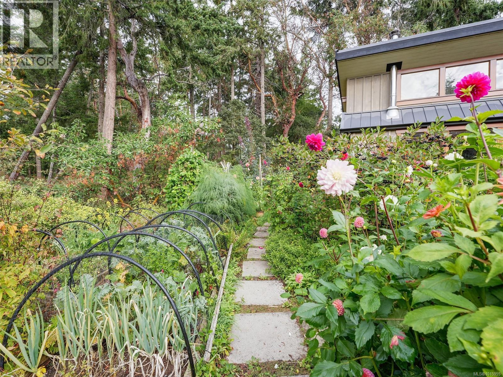  590 Downey Road, North Saanich