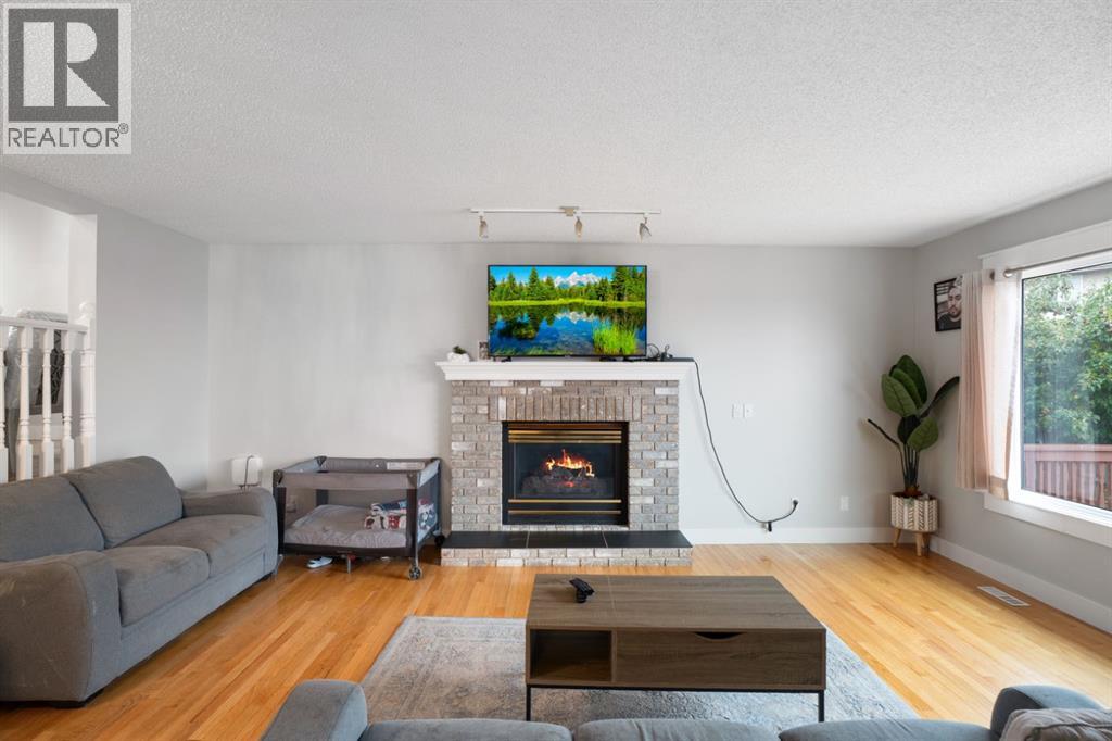 Single Family House 3 Level for Sale in  Coral Sands Terrace NE Coral Springs Calgary 