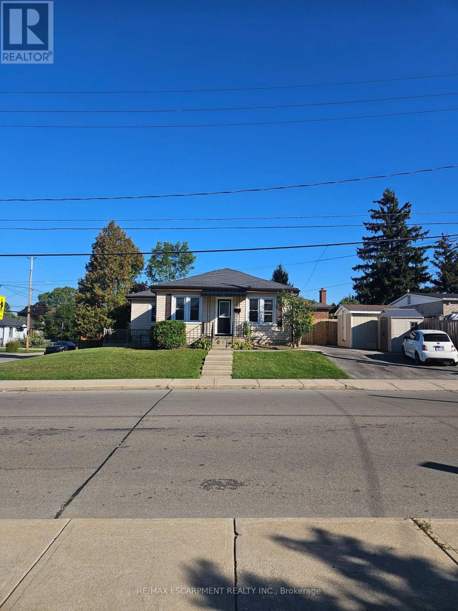 Single Family House Bungalow for Sale in  COCHRANE ROAD Hamilton (Rosedale) 