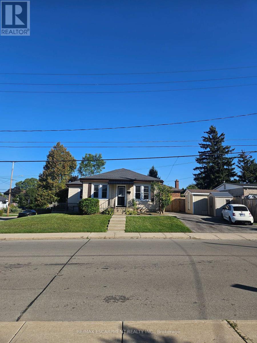 Single Family House Bungalow for Sale in  COCHRANE ROAD Hamilton (Rosedale) 