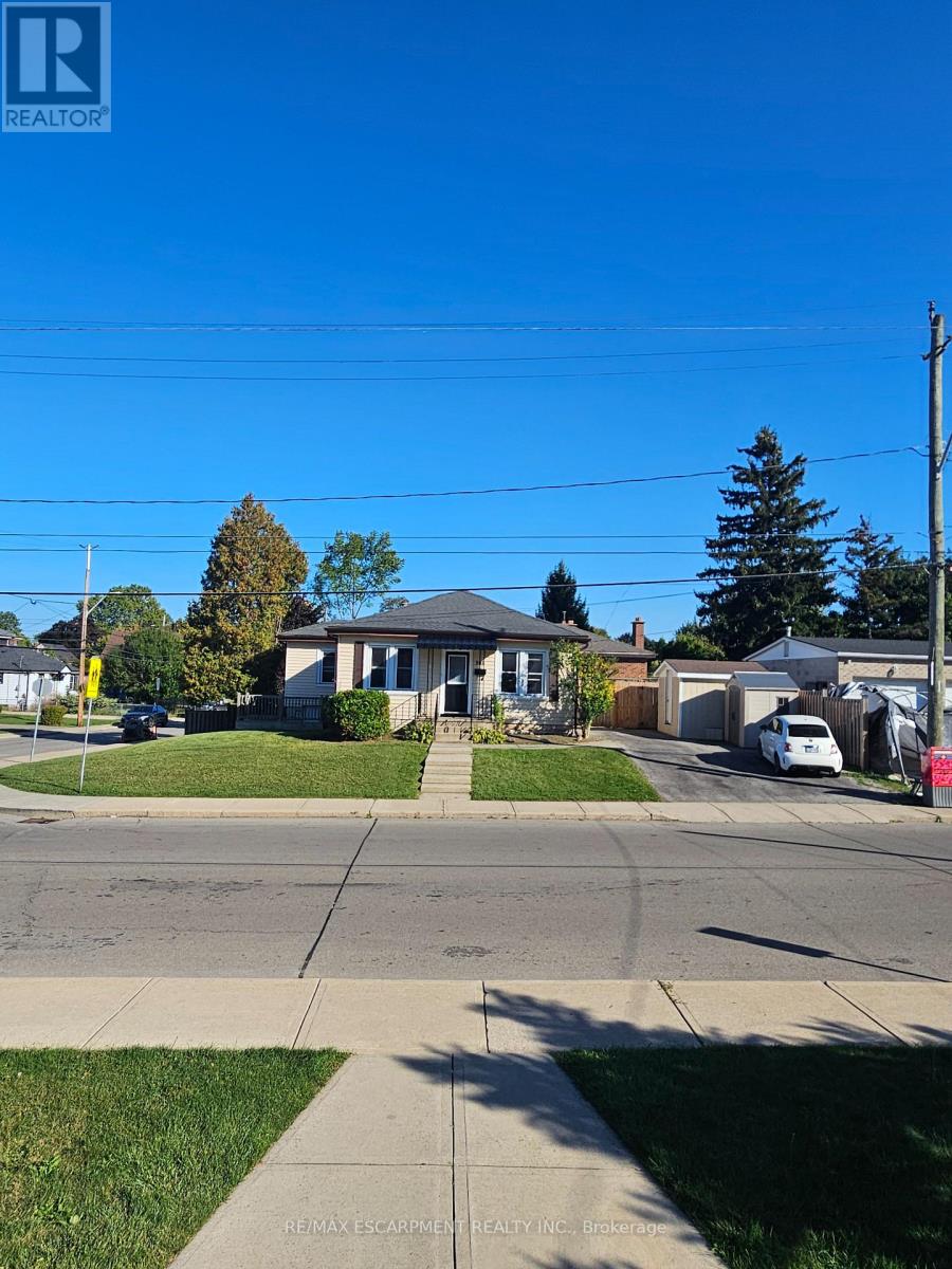 Single Family House Bungalow for Sale in  COCHRANE ROAD Hamilton (Rosedale) 