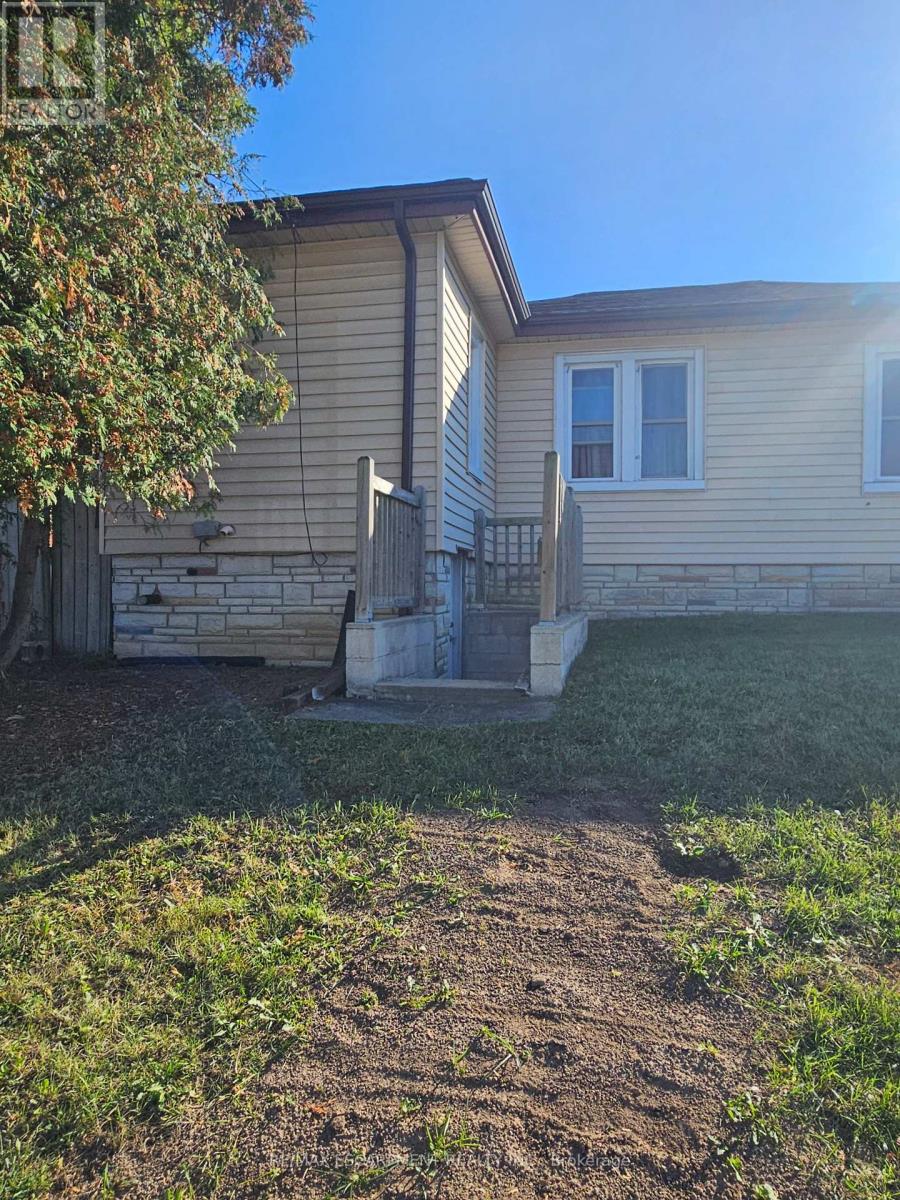 Single Family House Bungalow for Sale in  COCHRANE ROAD Hamilton (Rosedale) 