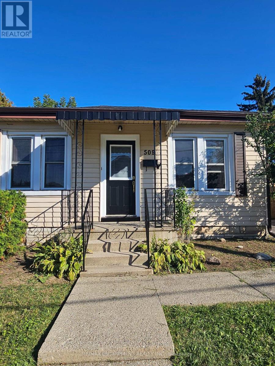 Single Family House Bungalow for Sale in  COCHRANE ROAD Hamilton (Rosedale) 