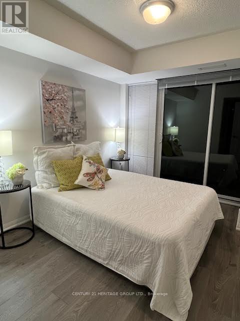 Listing photo of 1015 - 400 ADELAIDE STREET E