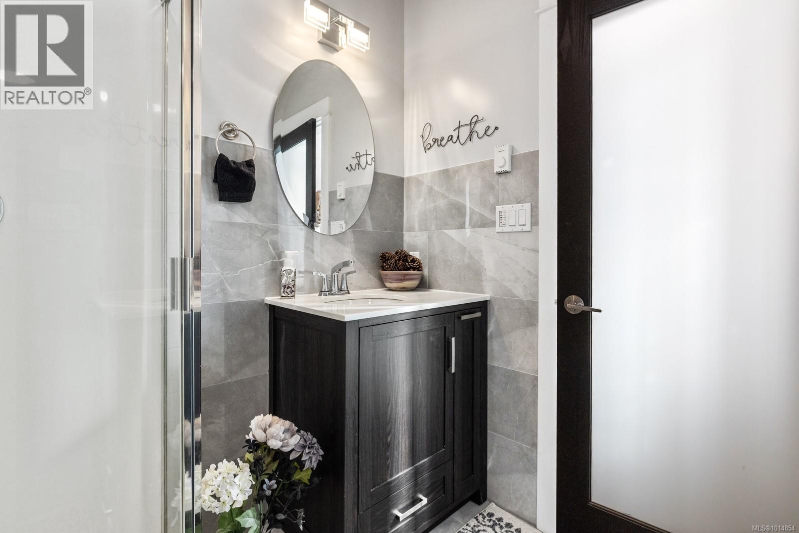 3 1004 DeCosta Place, Esquimalt