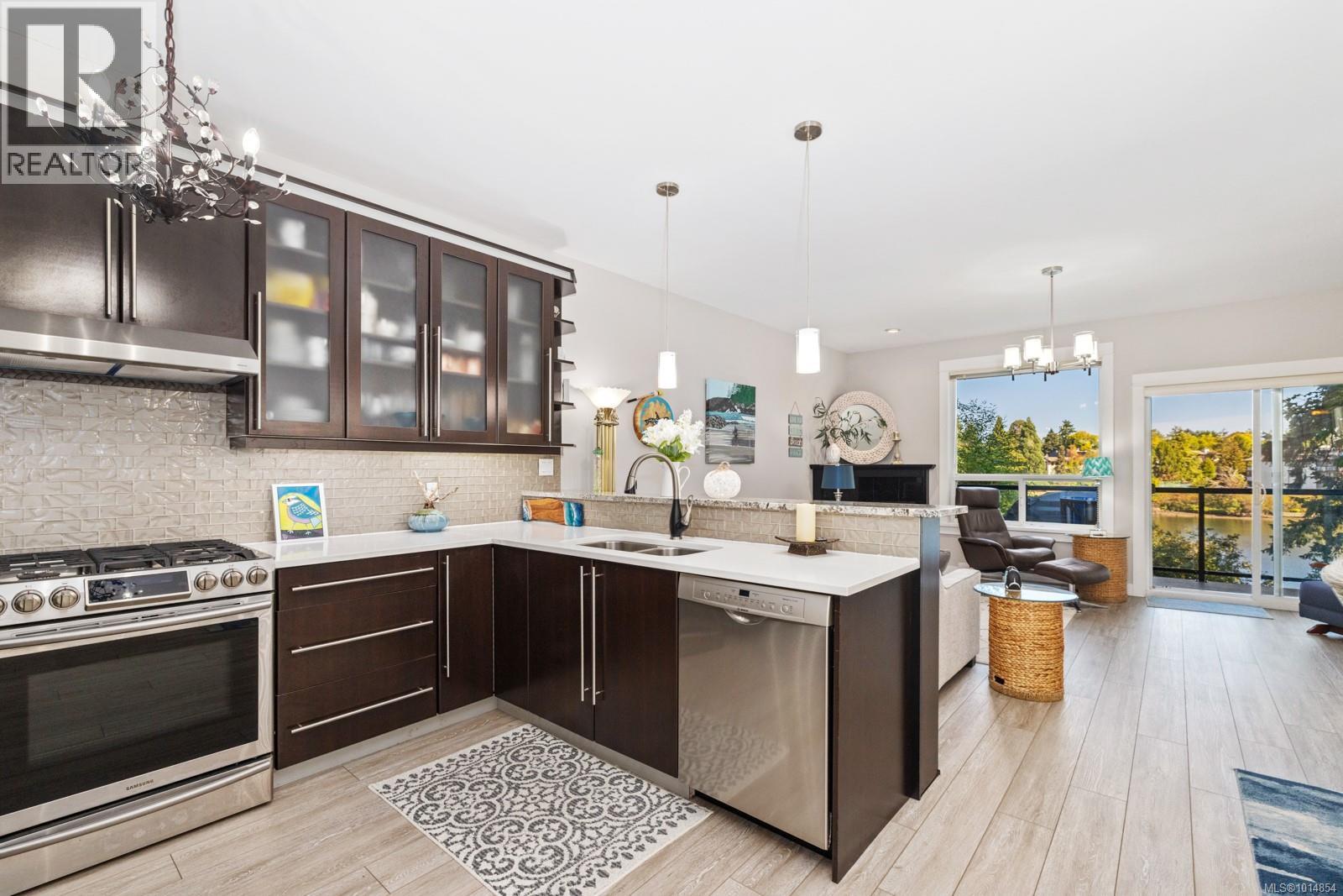 3 1004 DeCosta Place, Esquimalt