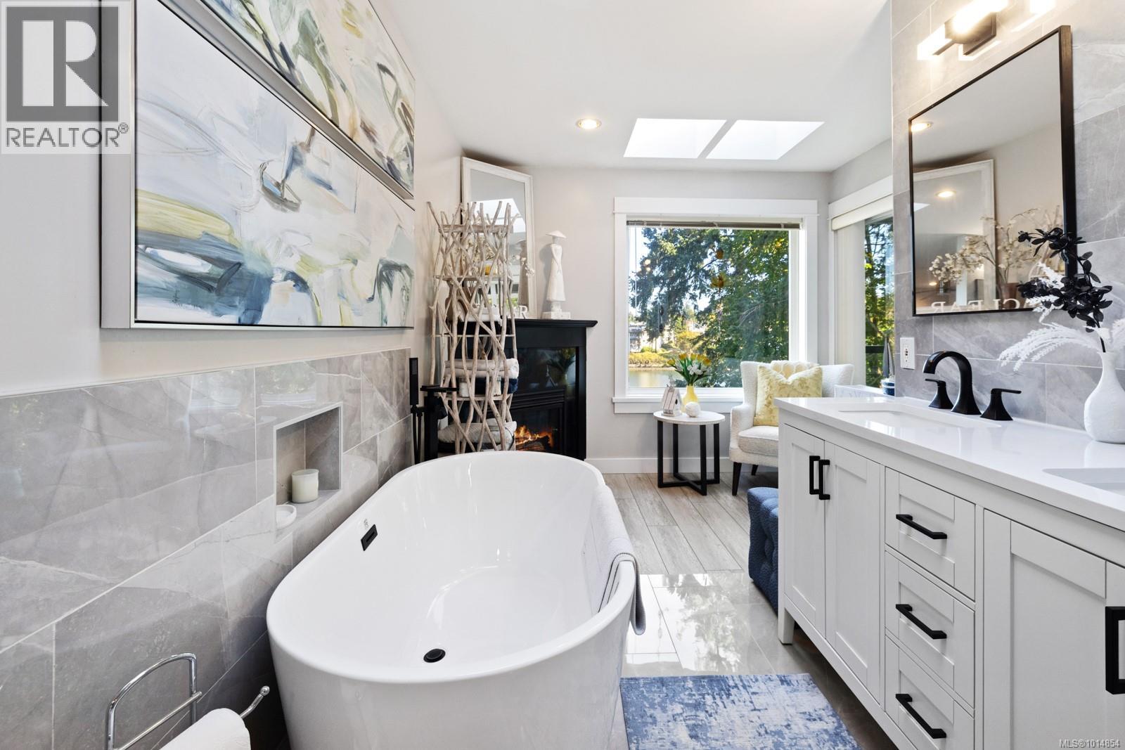 3 1004 DeCosta Place, Esquimalt
