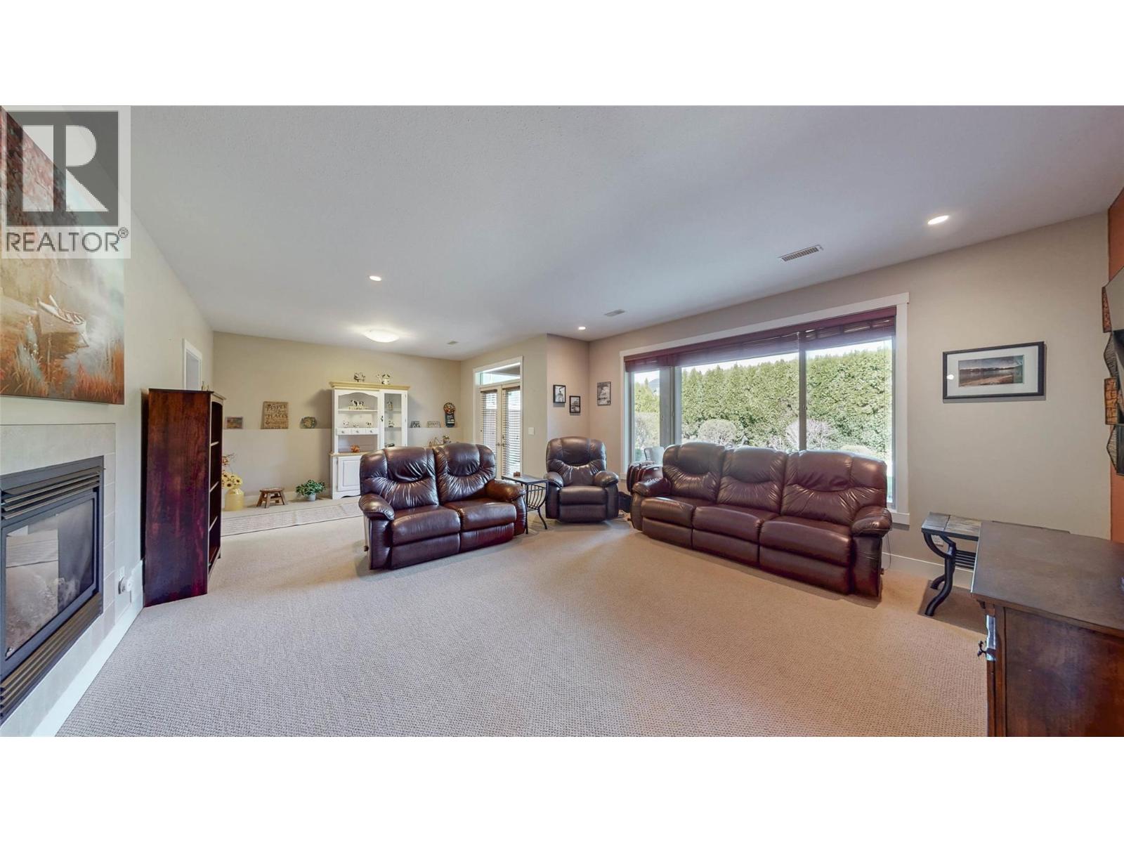 7 6833 MEADOWS Drive, Oliver
