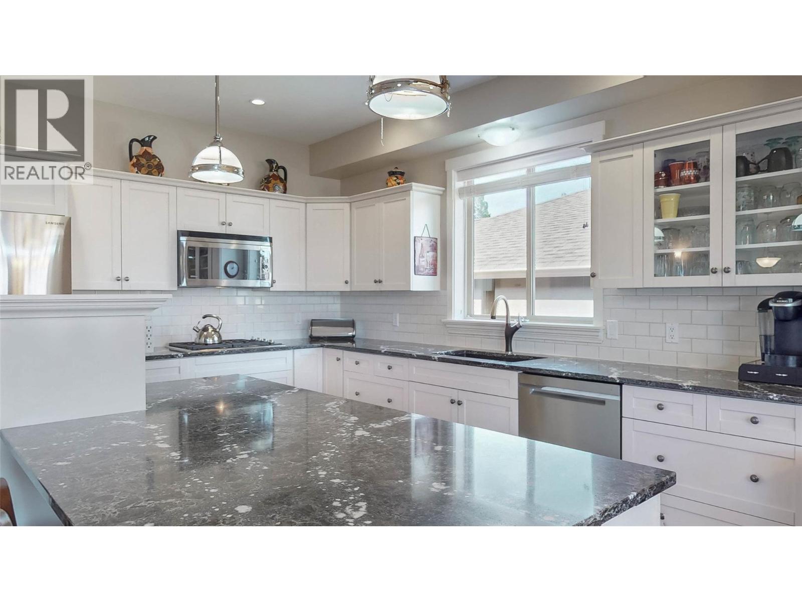 7 6833 MEADOWS Drive, Oliver