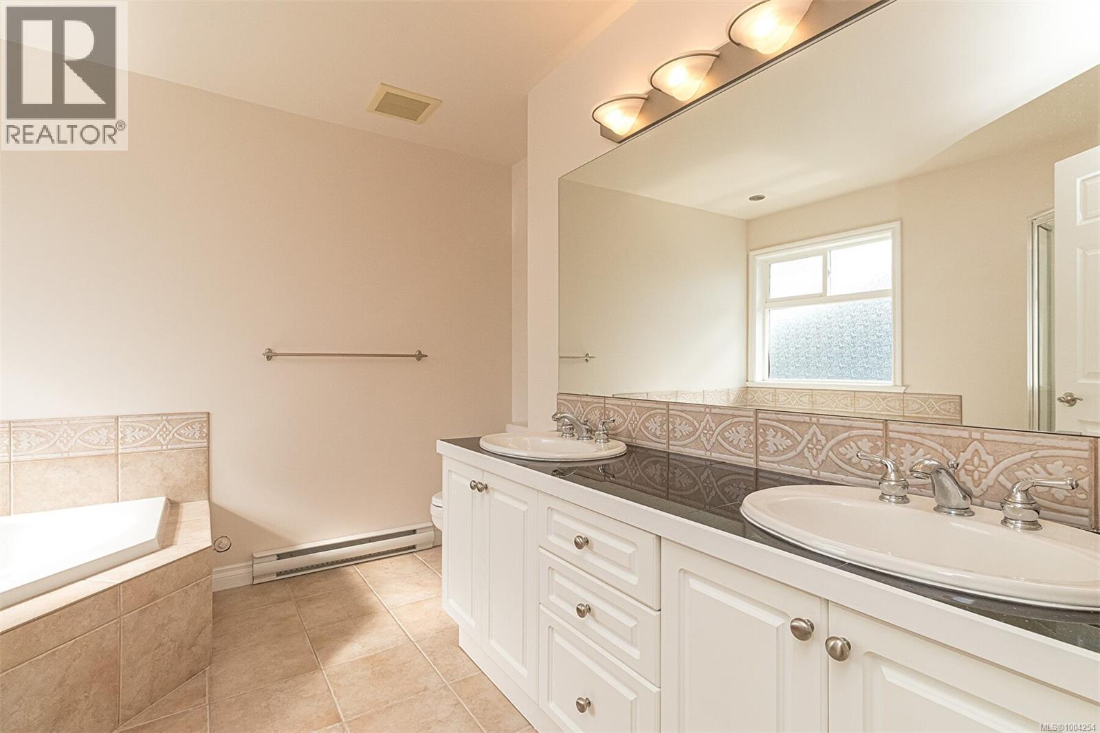  1734 Mamich Circle, Saanich
