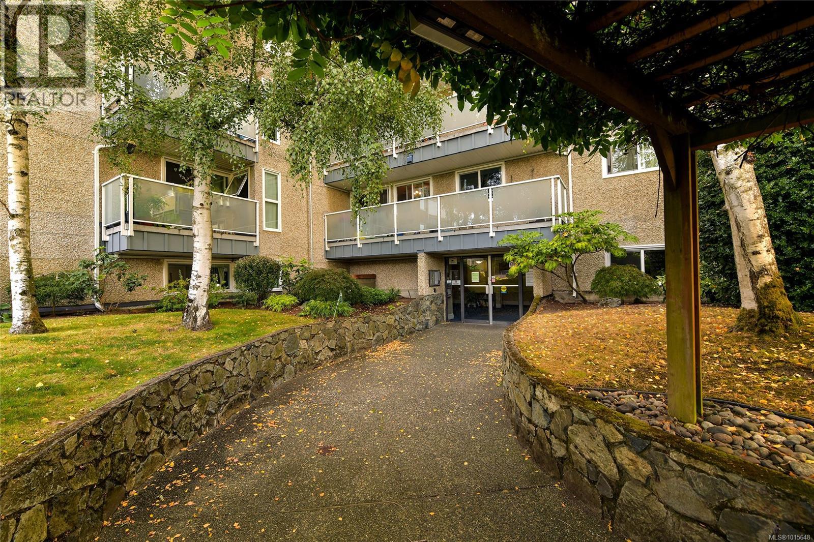 301 1366 Hillside Avenue, Victoria