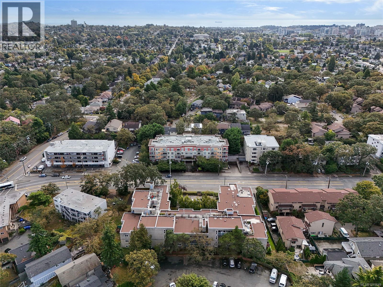 301 1366 Hillside Avenue, Victoria