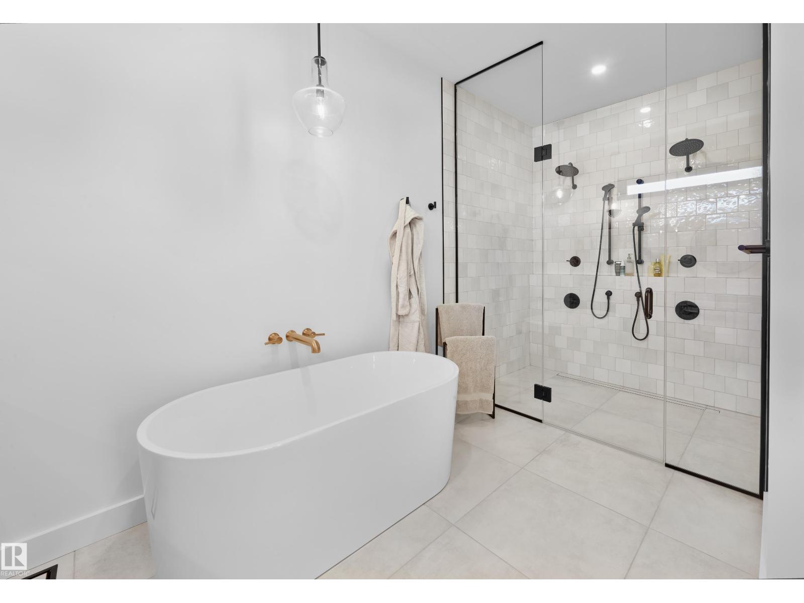 14018 104 AV NW, Edmonton