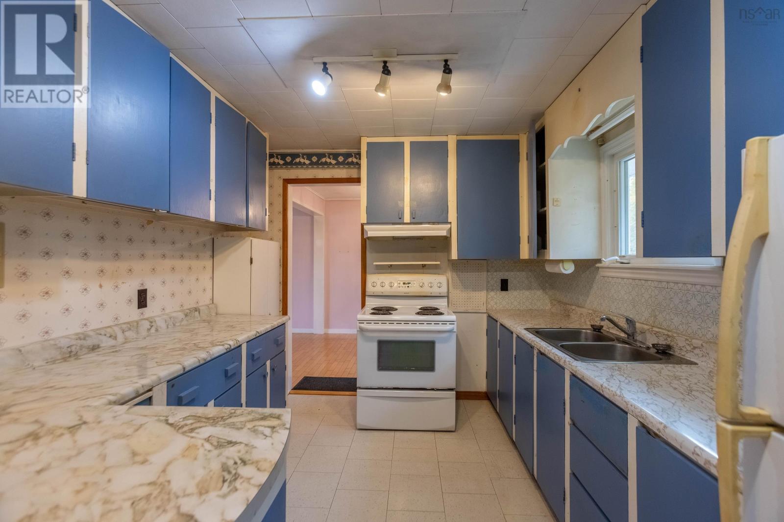 Property 16 of 40 of 9242 Highway 2