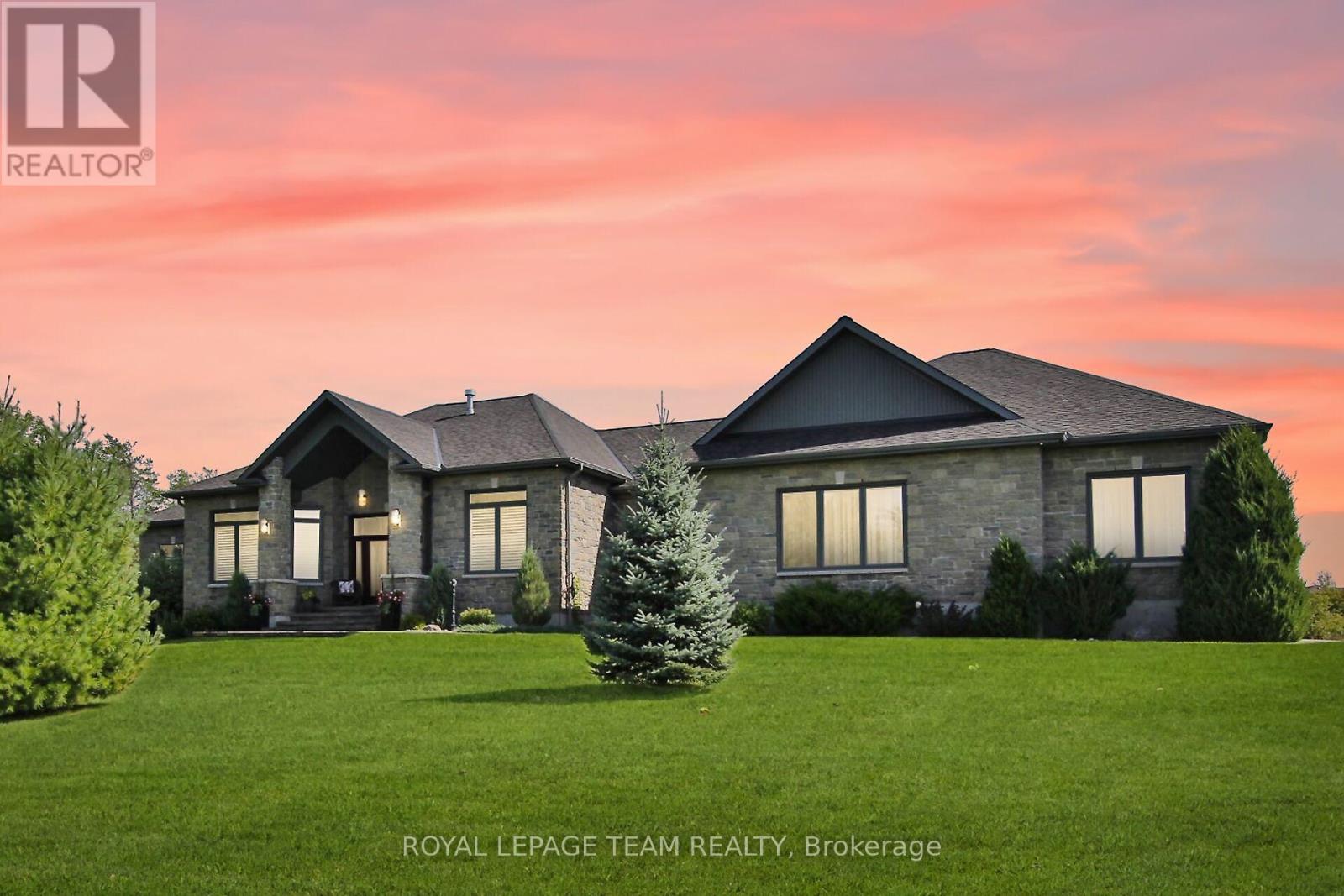 3BR & 3Bath Bungalow ~ pride of ownership t/out!