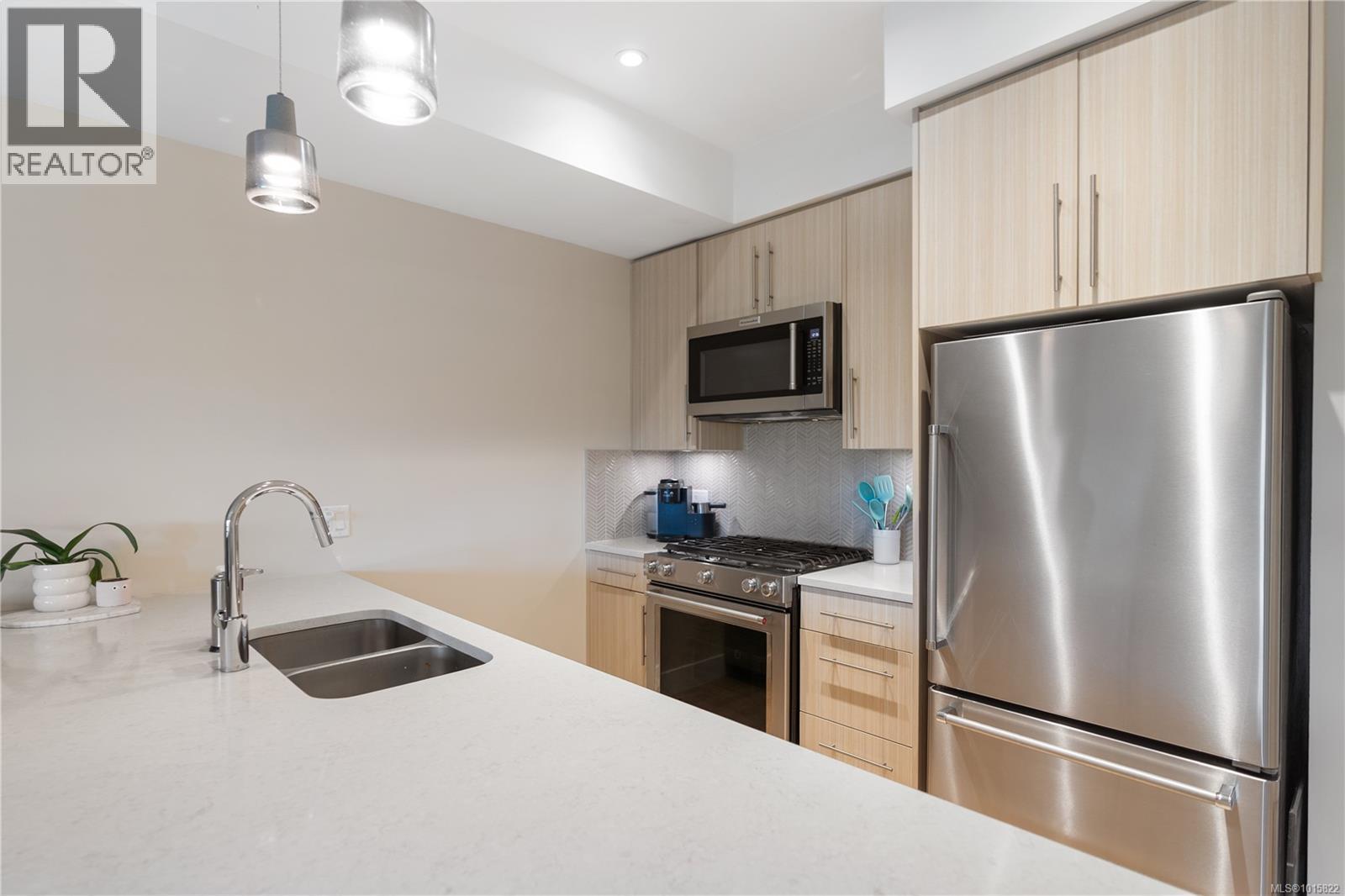 303 2500 Hackett Crescent, Central Saanich